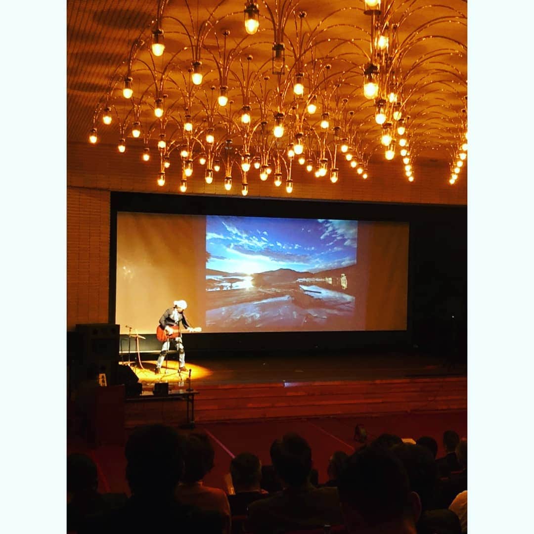 松本隆博のインスタグラム：「。 大成功ヽ(^o^)丿助かり ました～ほんと良かった。 今日は参加者の様子を 見つつ変幻自在に内容を 変えながらほずしつつ 再構成した。 結果として歌は減らし 学校現場の話を主にしたんだ。 それが大成功だったと思うよ。 スタッフ不足については ……大阪でのシステムエンジニア 時代の会社仲間が家が近く、 急遽手伝いに来てくれた(^o^)/ すげー助かったよ！ 有難う優美ちゃーーん(^o^)/」