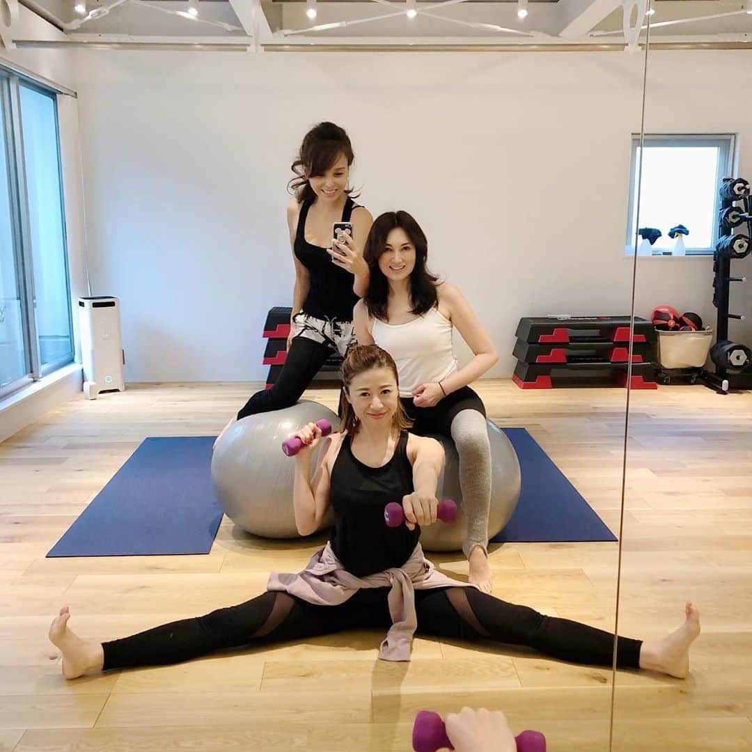 のインスタグラム：「コアトレーニング💪 @corebody_fort . 今日もグラマラスパッツはいて加圧しながらのコア ． 身体に嬉しい悲鳴😂😂😂 もう足がフラッフラ🦵 ． どんどん落ちてく代謝を 何とか上げてかないと💪 ． 年末年始は絶対 毎年太るから💦 今から準備💪 ． #コアトレーニング #体幹トレーニング  #インナーマッスル #エクササイズ #coretraining  #training  #shapeup #diet」