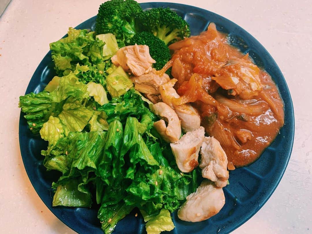 わちみなみのインスタグラム：「もりもりやん﻿ 自分が作ったものってあげるの﻿ 緊張する！いつも誰かに食べさせたら慣れるのかなあ？🥺🎄🥺🎄﻿ ﻿ 鯖缶でトマト煮しました🐟﻿ 魚とトマト共存できるんですね🍅﻿ ﻿ 最近はドレッシング自分で作るのにはまって﻿ 葉っぱも食べられるようになった🐷﻿ ﻿ #豚の体脂肪率は思ったより低い﻿ #わちごはん﻿ #盛り盛り﻿ #野菜いっぱい食べよ」