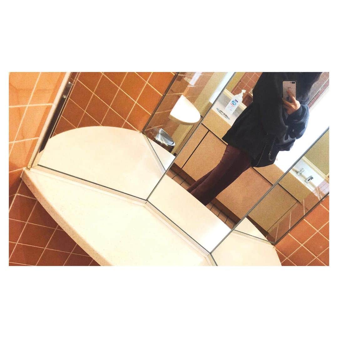 みなみのインスタグラム：「冬はパーカー沢山着ちゃうよね〜👉👈 やっぱトイレで撮っちゃうよね〜👉👈」