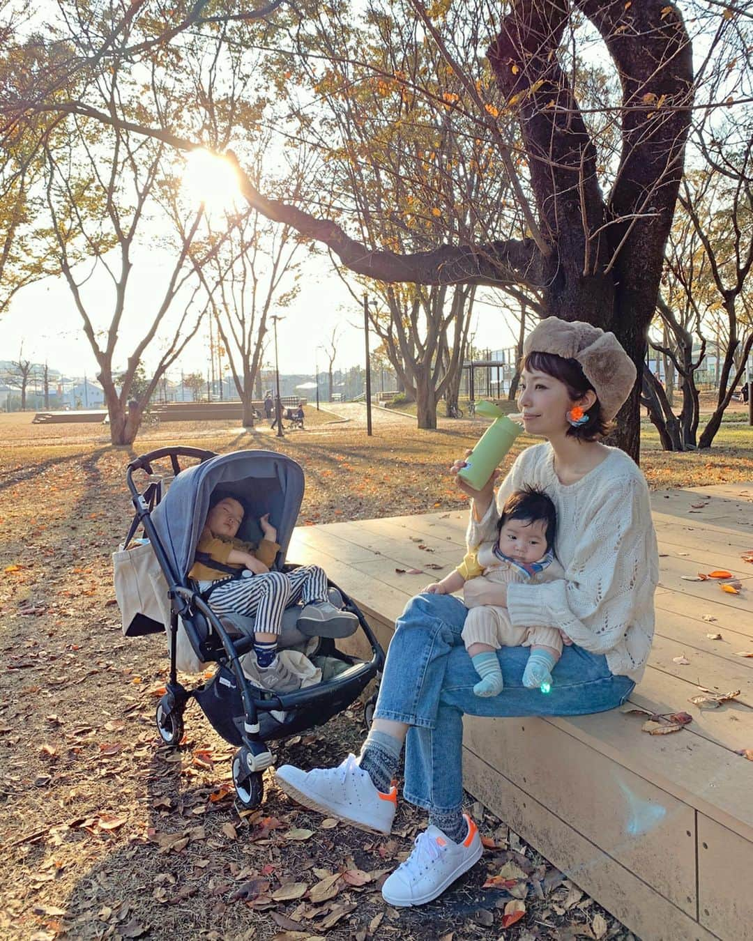 むらたさきさんのインスタグラム写真 - (むらたさきInstagram)「🌳🌳 ． 今週の家族デーは、 リニューアルしたグランベリーパークに行ってきました🏬☺️✨ ． 平日やし空いとるかな？と思いきや、、 ものすごい人😳！！で、 ごはん屋さんもフードコートも長蛇の列やったので パン屋さんでサンドイッチなどを買って隣接しとる公園へ🍁🏃‍♂️🏃‍♂️ (アスレチック遊具もあった😉👍) ． ． “がんばれー！あと少しで着くよー！！” と話しながらも、 公園手前でお昼寝てしまった次男😂😪を見ながら、 三男とベンチで留守番🥐🐰 ． (2枚目☞三男、毎度毎度の大あくび♡🥰) ． ． ． 最近買ったストロータイプの水筒は 片手で操作出来て、 (顔を上げずに飲めるので帽子も落ちない🎩☺️👍笑) パーツが少なくて洗うのも楽ちんで、 かなり重宝しとる😘✨ ． ． ストロー付きなので保冷専用やけど、 広口で氷も入れやすくて 沸かしたてのお茶もいい具合の温度に冷えるし、 本体がびっくりするくらい軽くて、 子ども用にもよさそう🐻😋👍 ． ． ． ． ． ． ． ． ． ． #3歳 7ヶ月 #生後2ヶ月 #兄ちゃんとおとうと #9月10日生まれ  #三兄弟 の三男👶 ． #水筒 #魔法瓶 #マイボトル  #ステンレスボトル #ピーコック #pr#ピーコック魔法瓶 #タンブラー #ボトル #マグ #ストロー #マグボトル」11月28日 17時51分 - muratasaki