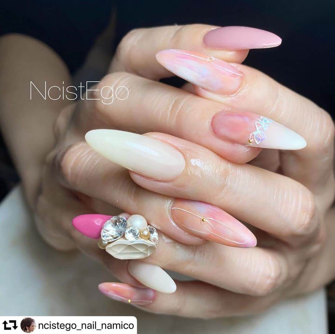 LEAFGEL PREMIUMさんのインスタグラム写真 - (LEAFGEL PREMIUMInstagram)「. Namico先生のこちらのデザイン💅 本日28日20時頃から、 インスタライブにてアート手順公開です😆✨‼️ . Namico先生 @ncistego_nail_namico のアカウントです☺️ ぜひみなさんチェックしてください💖 . #repost @ncistego_nail_namico ・・・ サロンで大人気の こちらのアート . 明日20時頃にインスタライブで 手順公開致します！！ . 初のインスタライブ、、 たぶんグダグダですが←  お時間ある方はぜひ♡  #NcistEgo#nailart #nail#nailist #naildesign #nailstaglam #jelnail#fashion#Design#エヌシストエゴ#ネイル#ネイルアート#ネイルデザイン#ファッション#デザイン#美甲#네일#네일아트 #リーフジェル#リーフジェルプレミアム #leafgelpremium#四国#高知#高知ネイル#高知ネイルサロン#インスタライブ」11月28日 17時47分 - leafgel_premium