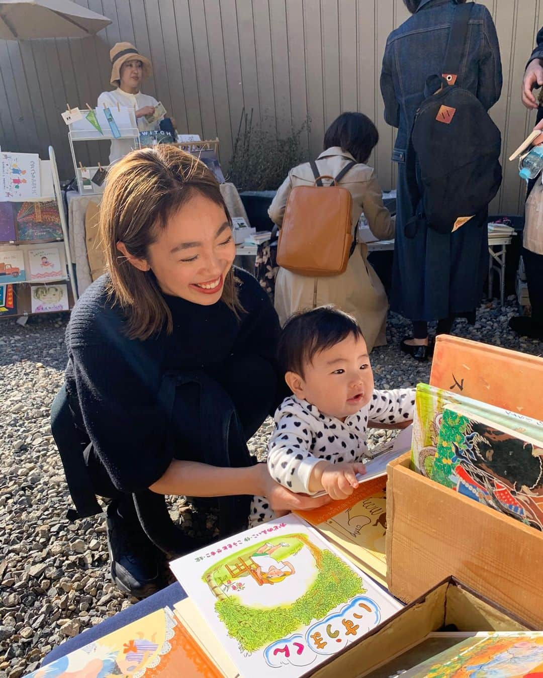 吉井絵梨子さんのインスタグラム写真 - (吉井絵梨子Instagram)「先日のベビーと弾丸名古屋旅のつづきです！  ベビーとの旅行っていろいろ心配しなきゃいけないことありますが、 名古屋の西区は私もベビーも楽しめるエリアでした。  ぶらぶらあるいていると、移動絵本屋こども古本店を発見！！ 日本初の移動絵本屋・第1号らしいです。 ここでは、子供に合う本を選んでくれる他、 読み聞かせ、本の取り寄せ、本のリサイクルをしています。 ”こどもを待つだけの本屋さんでなく、こどものいる場所へ届けに行く絵本屋さんを” その純粋な想いを実現するため開業されたそうです。 この日も、子供たちが本を手に取り、もくもくとページをめくっていました。  江戸情緒漂う四間道（しけみち）から西へ入った路地の 行き止まりにある「御堂」に祭られているのが子守地蔵尊（じぞうそん）。 約250年前に作られ、120年ほど前に近くで井戸を 掘ったら出て来た仏様がご本尊。 「円城童子」の文字が刻まれているそうです。  そして、おみやげに四間道のうなぎ店『しば福や』のひつまぶし！ 名店「うな富士」の技を受け継ぐ和モダンなうなぎ店。 2018年5月のオープン以降テレビや新聞などのメディアにも たびたび登場し、2019年には「ミシュランガイド」にも掲載された人気店です！ 名古屋西区満喫のベビーとの親子旅は、たのしく美味しいが詰まった旅でした😀  #PR #ナゴヤおモしろード #名古屋 #NAGOYA #観光 #名古屋観光 #五条橋 ＃四間道 #カフェ #赤ちゃん #観光　#親子旅 #名古屋駅 #旅行 #四間道 #写真スポット #インスタ映え #paris #photo #nagoya #japan #2020 #erikoyoshii #吉井絵梨子」11月28日 17時50分 - supermamaeriko