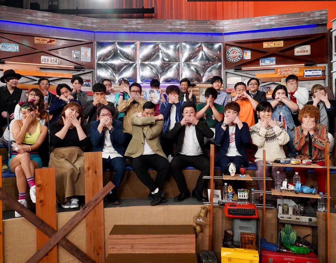 日本テレビ「ウチのガヤがすみません！」のインスタグラム：「👆餌食💋になったのは誰だ⁉️【予想して⬇︎⬇︎】 まさか…🤭まさか…⁉️みんなで口を隠したこのポーズということは…😱🥶😵☠️ 何が起こったか察したアナタは、ウチガヤファン検定1級🏆✨ . 『#エアークリーニングキス クリーニングキス 💋の餌食になった芸人』を 予想してコメント欄に記入してね✍️⬇︎⬇︎ . . 【補足】“エアークリーニングキス”とは… 『100種類のキスを使い分けられる』と豪語する 女性芸人#熊元プロレス が得意とする熱烈なキス💋 . #ウチのガヤがすみません #ウチガヤ  #ガヤ芸人オフショット #芸人 #紅しょうが #キス」