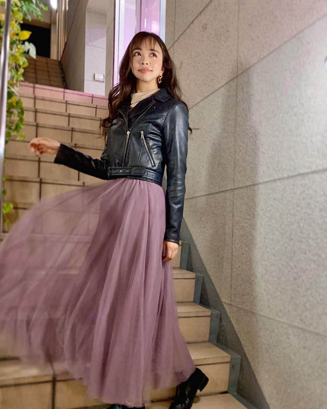 板橋瑠美さんのインスタグラム写真 - (板橋瑠美Instagram)「昨日のootd♡﻿ ﻿ 甘辛codeです✨﻿ ﻿ ﻿ ドストライクな、﻿ ダスティーピンクのスカート探しててやっと、﻿ 見つかった♡﻿ ﻿ ﻿ チュールスカートはマジ使いまわせるから便利💓﻿ ﻿ 先日ワンピ載せたけど、同じ﻿ @fifth_store で買ったよん☻﻿ ﻿ #fifth﻿ #fifthtl﻿ #フィフス﻿ #チュールロングスカート﻿ #160cm以上コーデ﻿ #ママコーデ#スカートコーデ」11月28日 17時54分 - rumi_official_0616