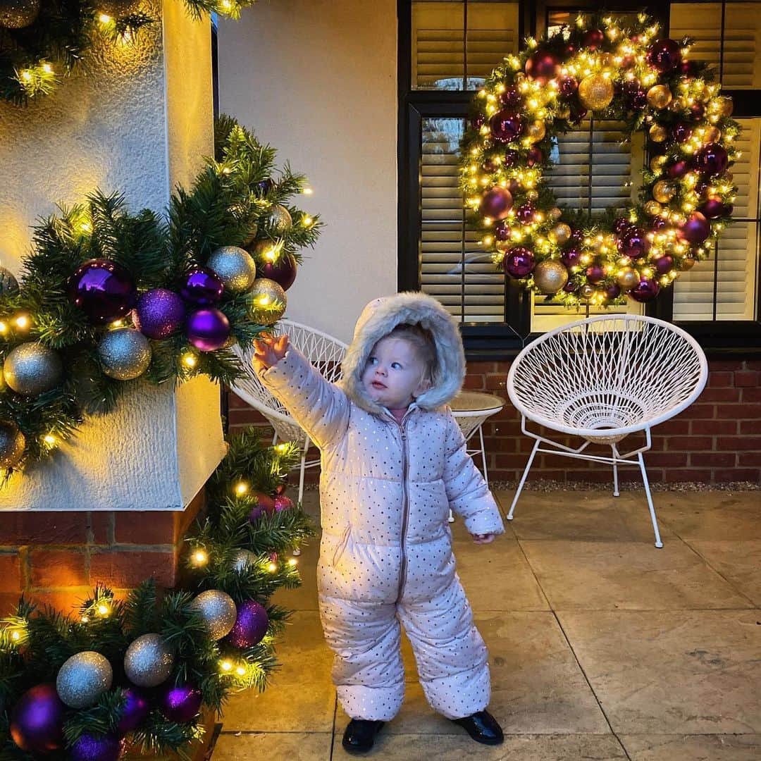 ルイーズ・ペントランドさんのインスタグラム写真 - (ルイーズ・ペントランドInstagram)「Anyone else wish they could wear this onesie? It’s like walking round in a duvet! #ToddlerLife is cushy eh?❄️ . Today I’m going to a local studio to record some extra #mothersmeeting podcast 🎙bits, having a big call with @facebook about a (shhh) new video📹 series I’m launching on my page veeeerrrrryyy soon, taking some photos for a b-e-a-utiful jewellery 💍brand I’m working with, replying to comments on my new @YouTube video that went up last night (getting deep😚 about what people assume of me) annndddd hopefully tackling the floordrobe! 🤣 . To keep on top of everything, I write a list and tackle a couple of quick jobs first so I feel that win of ticking ✔️something off and it motivates me to do it again and again til it’s all done!✅ . Are you a list lover❣️? Do you have lots on today or are you still feeling jealous of that coat? Ha! (It was from @nextofficial if you have bambinos too👌🏻) xxx #LPMumLife」11月28日 17時55分 - louisepentland