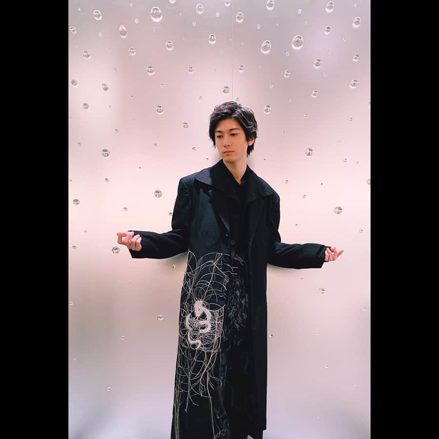 山本一慶さんのインスタグラム写真 - (山本一慶Instagram)「今日は 「WEIBO ACCOUNT FESTIVAL IN JAPAN2019」に参加させてもらってきました✨ 初のレッドカーペットでした♪ 緊張したー！けどすげー楽しかったー！  衣装は Ikkei YamamotoがYohji Yamamotoを着る構図でキメてきました✨さすがYohji✨  ぐんまちゃんと写真撮ってもらった✨ かわいいー💕」11月28日 18時00分 - yamamoto_ikkei