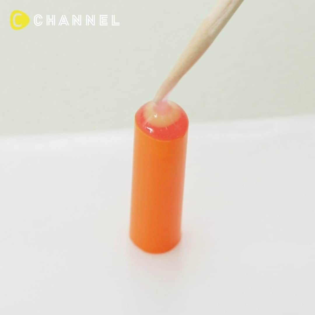 C CHANNEL-Art&Studyのインスタグラム：「💛DIY Colorful Pencil Charm✏️ 💛見ているだけで幸せな気分♡カラフル色鉛筆チャーム✏️ . 🎨Follow me👉 @cchannel_artandstudy 🎵 💡Check👉 @cchannel_girls 🎶 📲C CHANNELのアプリもよろしくお願いします💕 . creator：勝又美蘭　Instagram @fantasia_miran . ・Masking tape ・straw ・ UV-LED resin ・ Coloring agent ・ UV-LED light ・toothpick ・clear file ・ tape ・ Pin vise ・adhesive ・ Heaton ・ Round part ・ Key chain . [Steps] 1. Cut the straw and attach it on the masking tape. 2. Color the resin pink (pink and white) and cream (yellow and white). 3. Pour pink resin in the straw and cure. 4. Put the resin in order of pink, cream and pink with a toothpick and cure. 5. Round the clear file so that it has a sharp tip and secure with a tape. 6. Apply a small amount of pink resin to cure. 7. Apply 2-3 drops of cream resin to cure. 8. Put the resin on the straw and place the tip on top. Cure with UV light. 9. Make a hole with a pin vise and glue on the round parts. . . 学生時代に使ったどこか懐かしい文房具をミニチュアにアレンジ! カラフルな色鉛筆が幸せな気分を運んでくれそう♡ . 【用意するもの】 ・マスキングテープ ・ストロー ・UV-LEDレジン　星の雫 ・着色料　宝石の雫 ・UV-LEDライト ・爪楊枝 ・クリアファイル ・セロテープ ・ピンバイス ・接着剤 ・ヒートン ・丸カン ・キーホルダーチェーン . 【作り方】 1. ストローを切ってマスキングテープの上に貼る。 2. レジンをピンク（ピンクとホワイト）、クリーム（イエローとホワイト）に着色する。 3. ストローにピンクのレジンを流して硬化する。 4. 爪楊枝でピンク、クリーム、ピンクの順にレジンをのせて硬化する。 5. クリアファイルを先が尖るように丸めてセロテープで止める。 6. ピンクのレジンを少量垂らして硬化する。 7. クリームのレジンを 2 〜 3 滴垂らして硬化する。 8. 4の反対側にレジンを垂らし、 7 をのせて硬化する。 9.ピンバイスで穴を開けてヒートンを接着する。 10.キーホルダーチェーンをつないで完成。 . . #handmadelife#stationeryaddict#stationerylove#instacraft #instacrafts#diyvideos#kawaiistyle #handmadecrafts #craftvideo #craftideas #instadiy#resinart#resincraft#resinartwork#resincharms#kawaiiresin#resincharm#handmadekeychain#keycharm#keyholder#miniatureart#miniatureworld#miniature#coloredpencils#keychain#straw#stationery#cchanDIY」