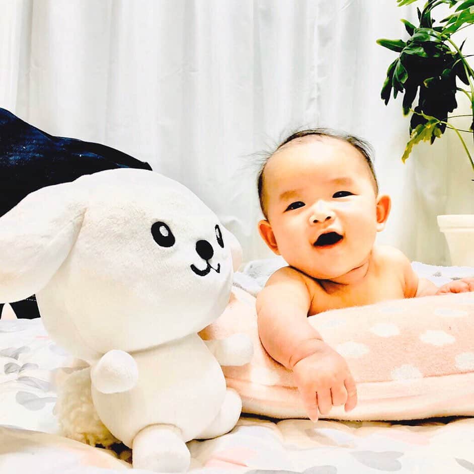 のインスタグラム：「世界は楽しいことで満ち溢れているよ #ようこそこの世界へ #こんにちは赤ちゃん」