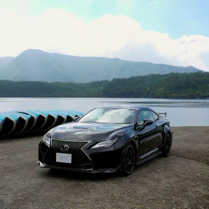 のインスタグラム：「【究極のCraftsmanshipをRC Fと共に訪ねる旅】﻿ 名峰富士山の麓。日本最高峰のモーターレース「SUPER GT」が開催される富士スピードウェイを目指し、道中、こだわり抜いたクラフトマンシップで、唯一無二の“ジャパニーズ・ウィスキー”を世界に発信するガイアフロー静岡蒸留所を訪ねる旅に、絶え間ない研究開発とクラフトマンシップが高次元で融合し、レース直系のDNAを宿す「RC F Performance package」でめぐるロードトリップストーリーをご紹介。﻿ ﻿ (記事はlexus.jpでご覧いただけます)﻿ ﻿ #レクサス #Lexus #Lexusjapan #Lexusjp #ExperienceAmazing #LexusRCF #LEXUS_F #SUPERGT #クラフトマンシップ #Craftsmanship #モータースポーツ #富士スピードウェイ #ウィスキー #MOTORSPORT #car #cars #drive #driving」