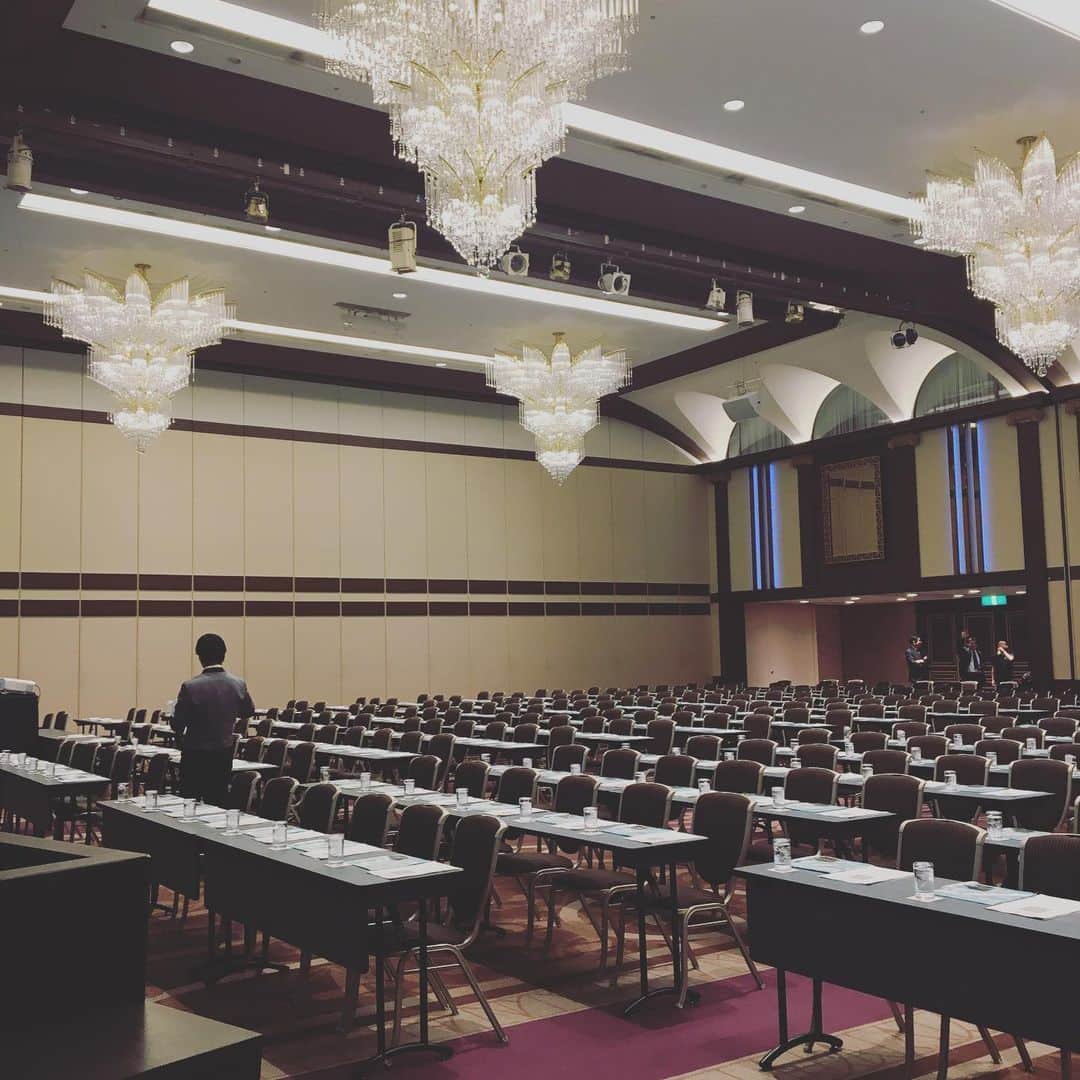 堀友理子さんのインスタグラム写真 - (堀友理子Instagram)「風邪でダウン中。。長い。。 先日の大阪での司会会場。 シャンデリアが綺麗でした！ 娘を見てくれている姉と主人へのお土産は、点天の餃子と赤福❣️ 大阪日帰りであまりに疲れ過ぎて、友達からもらったアイマスクをマスクの上からして寝ていたら、すごい周りから見られたので、何かと思って自分の顔見たらビックリ😭 こりゃ見られますよね😂 完全に怪しい人😂 #ホテル阪急インターナショナル  #司会 #大阪日帰り #点天 #赤福」12月13日 13時47分 - horiyurisanpo