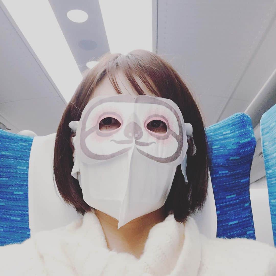 堀友理子さんのインスタグラム写真 - (堀友理子Instagram)「風邪でダウン中。。長い。。 先日の大阪での司会会場。 シャンデリアが綺麗でした！ 娘を見てくれている姉と主人へのお土産は、点天の餃子と赤福❣️ 大阪日帰りであまりに疲れ過ぎて、友達からもらったアイマスクをマスクの上からして寝ていたら、すごい周りから見られたので、何かと思って自分の顔見たらビックリ😭 こりゃ見られますよね😂 完全に怪しい人😂 #ホテル阪急インターナショナル  #司会 #大阪日帰り #点天 #赤福」12月13日 13時47分 - horiyurisanpo
