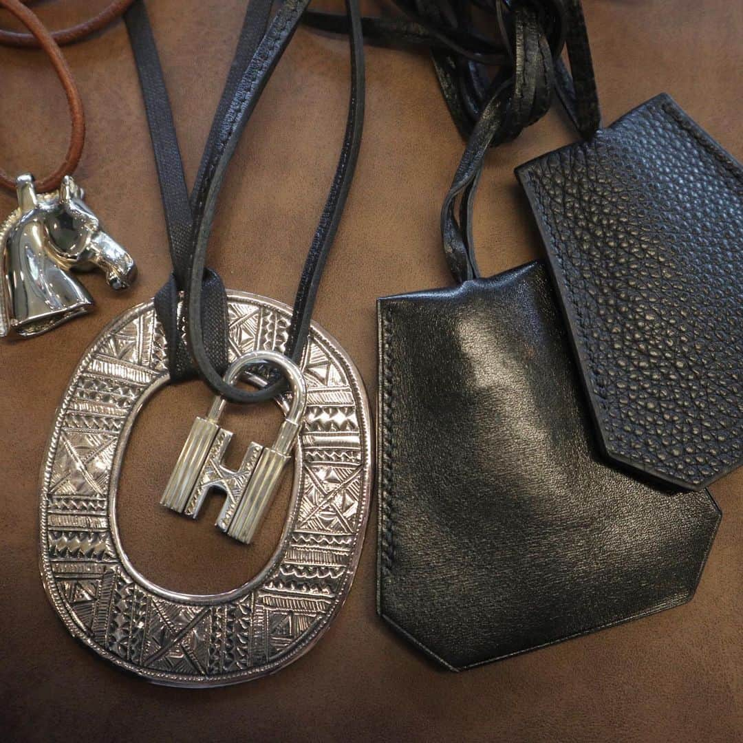 Vintage Brand Boutique AMOREさんのインスタグラム写真 - (Vintage Brand Boutique AMOREInstagram)「Hermes Leather and Silver Necklace  Free Shipping Worldwide✈️ DM for more information ≫ ≫ ≫✉️ info@amorevintagetokyo.com  #ヴィンテージ #エルメス  #ヴィンテージエルメス #ヴィンテージブランドブティック #アモーレ #アモーレトーキョー #表参道 #青山 #東京 #hermes #vintage #vintageHermes #hermesvintage#amoretokyo #amorevintage #vintageshop #amoregentleman #アモーレジェントルマン」12月13日 12時14分 - amore_tokyo