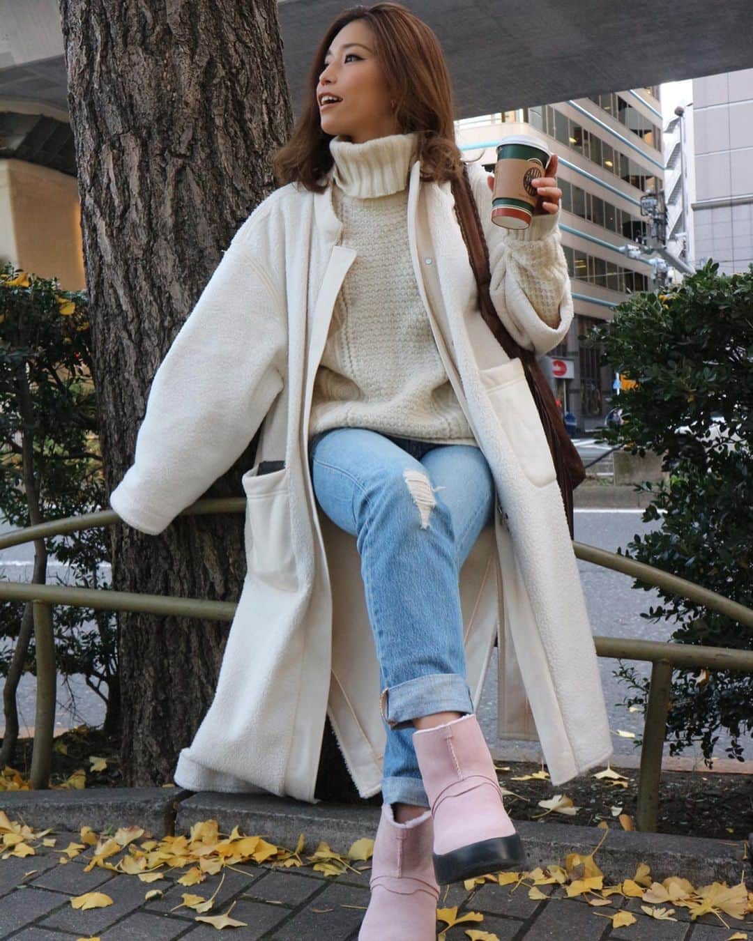 ANNA さんのインスタグラム写真 - (ANNA Instagram)「@ugg @kaorutakami さんからクリスマスギフトが届いていました🐏🎄・ ・ 足元あったかくて東京の冬もこれなら平気だぁー❄️・ ・ いつもありがとうございます🥺💕沢山履かせて頂きます❄️・ ・  #ugg #uggjapan #ootd #pinkuggboots #xmasgifts」12月13日 12時15分 - anna_flare
