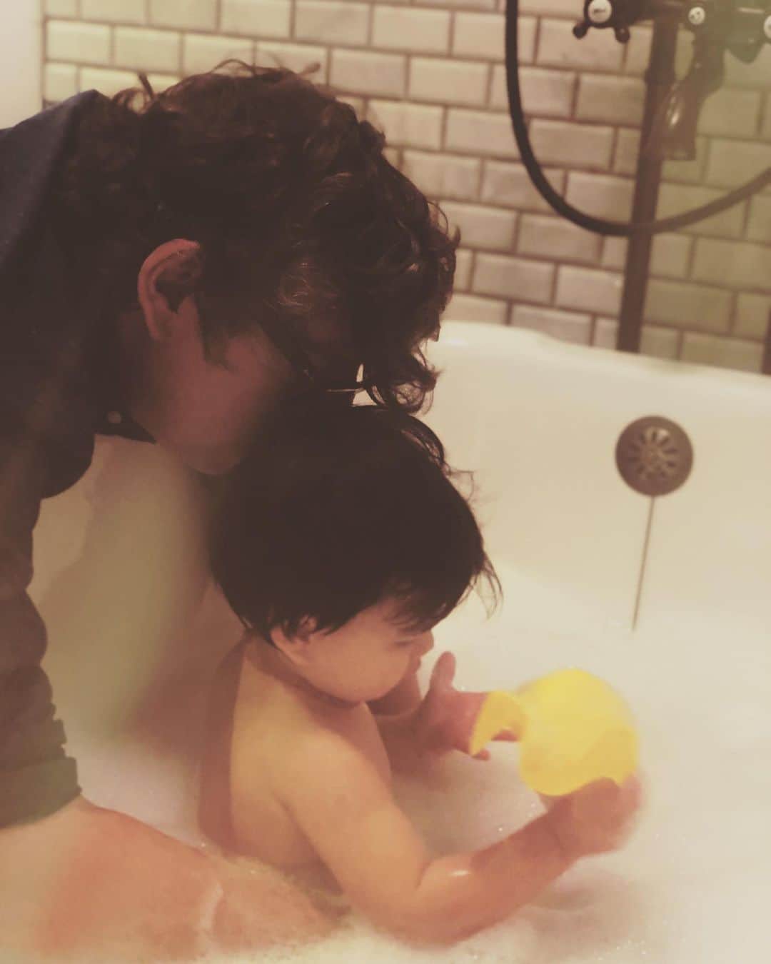 ミシェル・ブランチのインスタグラム：「So fresh n’ so clean🛁」