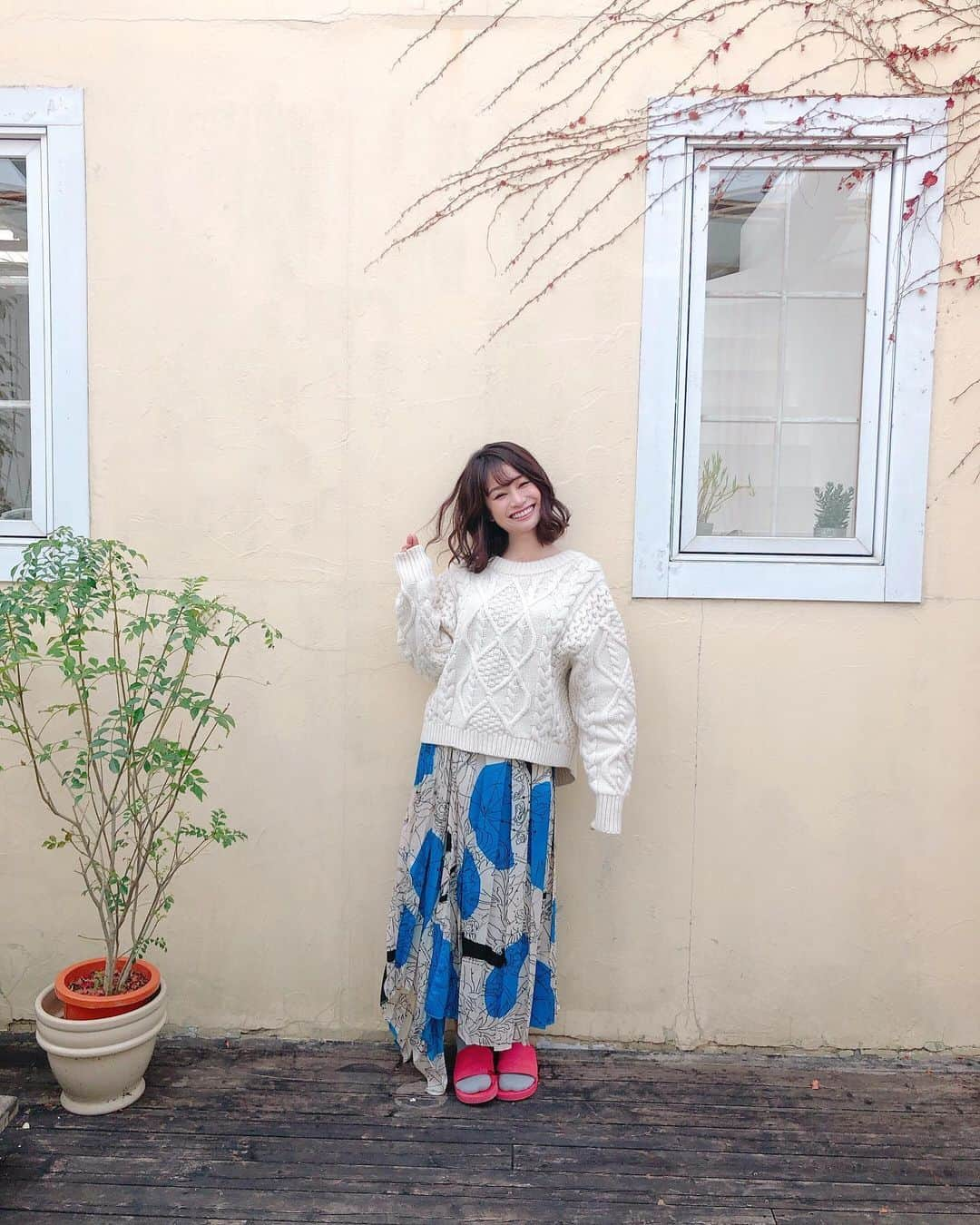 青木英李さんのインスタグラム写真 - (青木英李Instagram)「何かがおかしい私服写真☺︎ Knit/ @fray_id  Skirt/ @zara ・ ・ #私服 #足元 #ロケサン #気になる #笑っちゃう #本当はショートブーツを合わせてる」12月13日 12時21分 - eriaoki_official