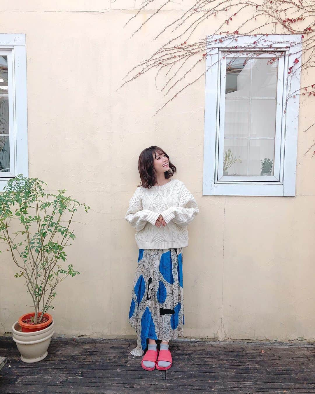 青木英李さんのインスタグラム写真 - (青木英李Instagram)「何かがおかしい私服写真☺︎ Knit/ @fray_id  Skirt/ @zara ・ ・ #私服 #足元 #ロケサン #気になる #笑っちゃう #本当はショートブーツを合わせてる」12月13日 12時21分 - eriaoki_official