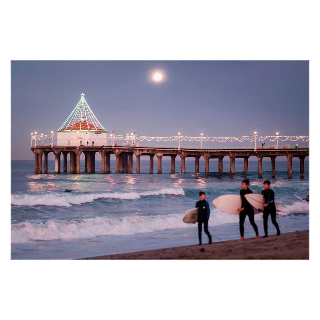 Pete Halvorsenのインスタグラム：「Some kids grow up shoveling snow before school in December...these kids surf. #SurfPE . Leica SL」