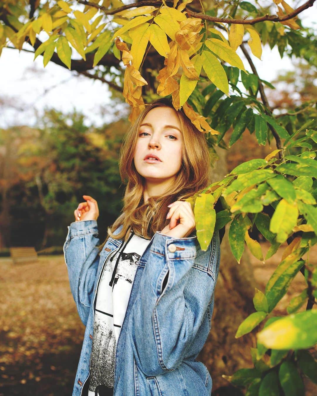 のインスタグラム：「🍂代々木公園🍁 ちなみアメリカの英語なら「autumn」より「fall」の方が一般的に使われています。私は今年のfallまでずっと「autumn 」を使われていました😅 ちなみロシア語で「осень」(オセンィ)と言います。 はい、豆言語講座が終わり👩‍🏫 _____ カメラ @toi.kamimura  _____ #秋 #代々木公園 #東京 #yoyogipark #fall ##秋コーデ #autumnleaves #autumfashion #cordinate #moussy #オシャレ #ファッション #mango #armaniexchange #armani #watch #hat #ハット  #お洒落 #zara #fashion #model #モデル  #ロシア人 #レディースファッション #お洒落さんと繋がりたい #russian #calvinklein」
