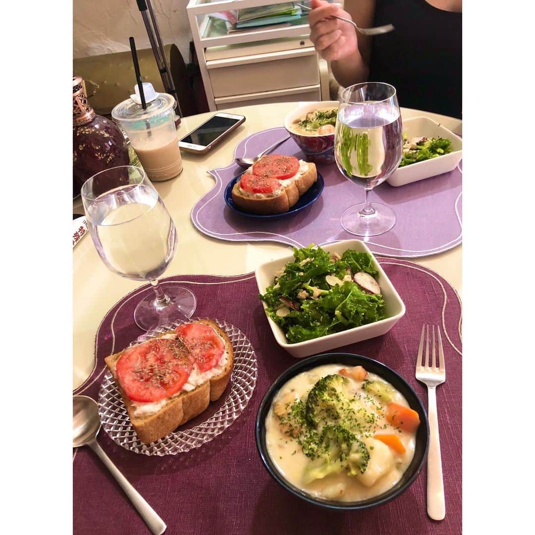 照沼ファリーザ（晶エリー）のインスタグラム：「妹がお家に来たのでシチュウなど作りました🍲🍲 🦐シーフードのクリームシチュー 🥬ケールとクルミのサラダ 🍞ツナとトマトのオープンサンド」