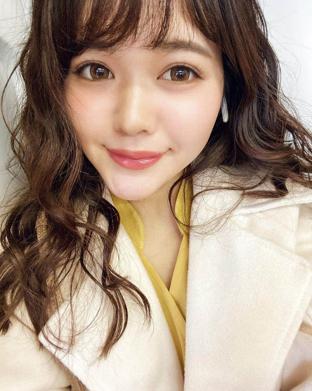 のインスタグラム：「#ナチュラルメイクとは  いつもメイクするならガッツリ盛りたい派だからナチュラルて概念が無くて、撮影でナチュラルメイクで来てねと言われるとすごい模索する！笑笑  #iPhoneの内カメ鏡にするあるある笑 #化粧の仕上がりも写りもチェックできて一石二鳥笑 #わたしがナチュラルメイクの時はナチュラルメイクをしたのでは無くて大体メイクの途中かすっぴんかw」