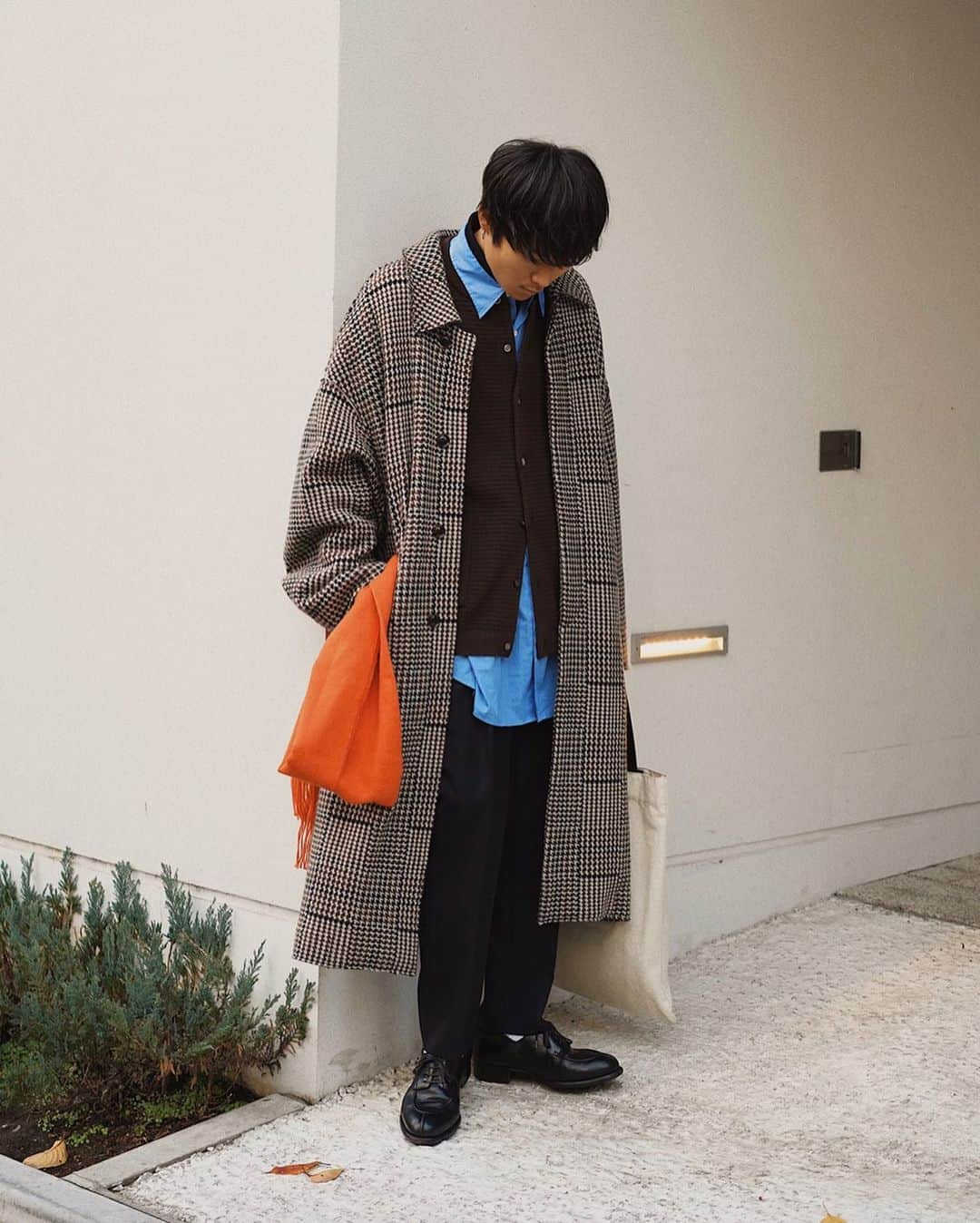 Ryoさんのインスタグラム写真 - (RyoInstagram)「ㅤㅤㅤㅤㅤㅤㅤㅤㅤㅤㅤㅤㅤ 今年もこのコート着てます🙋‍♂️ ニット特有のドレープと丸みある柔らかなシルエット、このボリュームが最高🙄 ㅤㅤㅤㅤㅤㅤㅤㅤㅤㅤㅤㅤㅤ coat:#yoketokyo knit:#yashiki shirt:#graphpaper pants:#neat_tokyo shoes:#leyuccas bag:#jilsander」12月13日 12時42分 - ryo__takashima