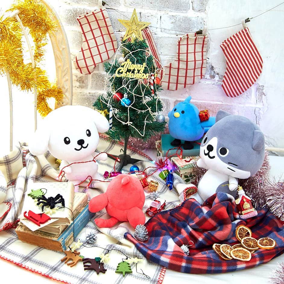のインスタグラム：「ダス犬が世界のクリスマスを紹介！ウクライナでは蜘蛛の巣がかかったクリスマスツリーを飾るんだよ！ #蜘蛛の巣が幸せを運んでくれるんだって #キラキラ光ってきれいだね #ハッピーメリークリスマス」