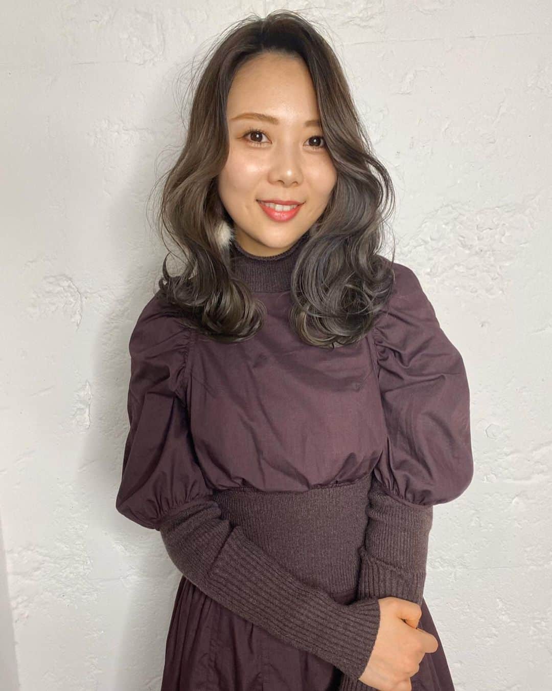 西村季里子のインスタグラム：「・ 美容院でメンテナンスしてきた💇🏻‍♀️💜 前回から明るくしよう計画だったんだけど、 最近暗髪ばっかり見てしまうから 計画は一旦ストップして暗くした😈 髪が綺麗に見えるように整えてもらって、 カラーも最高に綺麗な色に🌙 . ※before▶︎afterの動画あり  どうしてもブリーチしてるから 明るくなってしまうんだけど、 最近はその色落ちの色も好きだから ずっとカラーが楽しめる♥️幸  来年はどんなカラーにしようかな〜〜 髪も伸ばすか切るか迷ってきた👾 #美容院#メンテナンス#カラー #ブリーチカラー #ラベンダー#アッシュ #暗髪 #トリートメント#サラサラ #動画#before#after#ヘアセット #親知らず抜いた直後だったから #痛くて途中意識飛ぶかと思った #顔パンパン#ダイエット#痩せたい #followｍe #follow #diet」