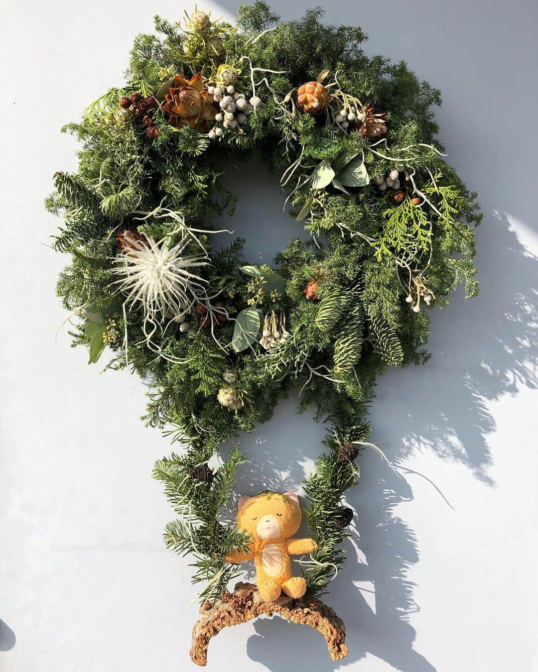 合田経郎のインスタグラム：「スタジオのクリスマスリース。 #dwarfstudios  #komaneko」