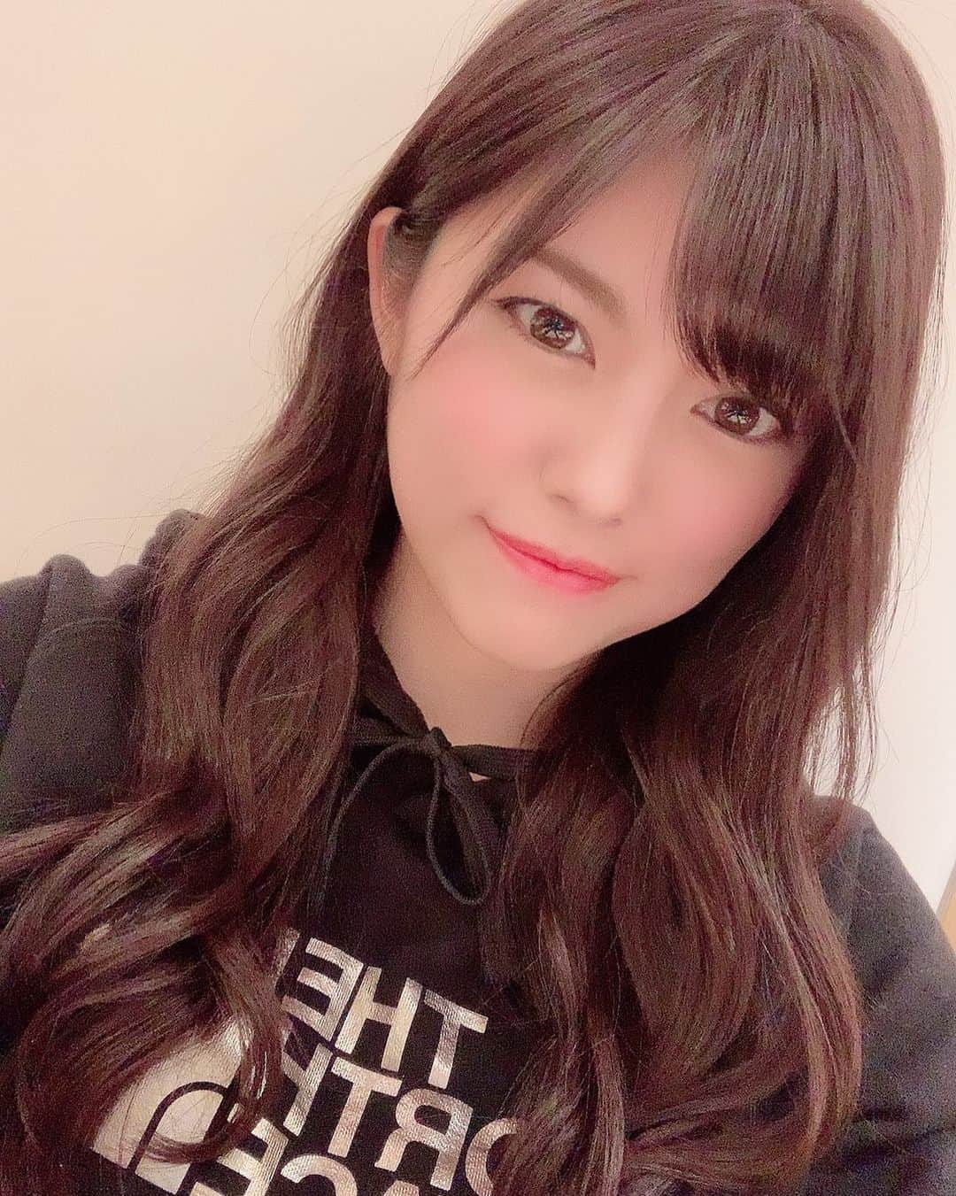 熊林保奈美のインスタグラム：「* . めちゃくちゃ急なんですが、 今週末の15日(日)、 smooth撮影会さんの大阪撮影会に 参加する事になりました！😳 予約開始になってます〜 ご都合合う方いましたらお待ちしてます✨✨✨ . https://www.smooth-tokyo.jp/schedule/detail/2019-12-15_30.html . いつも東京で撮影会してるので、 関西方面の方でいつも撮影会遠いな…行きたいな… って思ってらっしゃる方いましたら ぜひ会いに来てくれると嬉しいです😊 (いつも急で本当にすみません。) . 年内にまた大阪行けるの嬉しみが深い🥰 . あ、ちなみにこの写真、前のpostと 同じ日・同じ化粧・同じアプリ。 着替えて場所変わっただけでこの違い。 オサナクミエル👀 . * #モデル #撮影会モデル #ポートレートモデル #スムース撮影会 #smooth撮影会 #レースクイーン #RQ #熊林保奈美 #道産子 #Japanesegirl #paddokgirls #pitgirl #instalike #맞팔 #선팔」