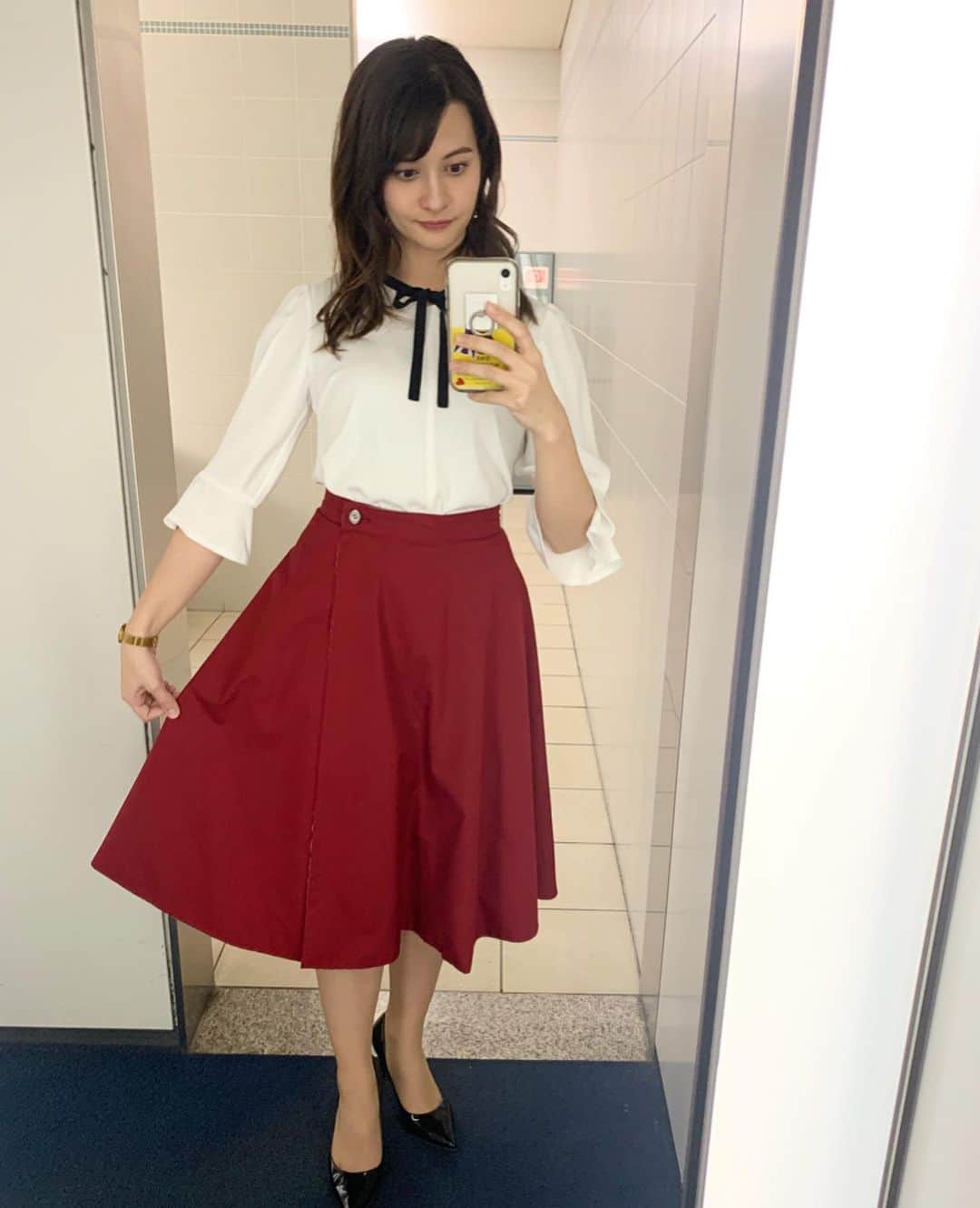 エリザベス・ハードキャッスルさんのインスタグラム写真 - (エリザベス・ハードキャッスルInstagram)「遅くなってしまいましたが💦 . 👗先週のevery.衣装👗 . 12月2日(月) スカートの質感が気持ち良くて、どちらも使い勝手の良いトップスとスカートでした😊 . トップス　@tiensecoute  スカート　@mews_official.jp . 12月3日(火) . 大きさのちがうドットが散りばめられた、ロングワンピ👗かわいいですよね✨ . @preferir_web . 12月4日(水) パリッと綺麗な赤に白黒でシンプルだけどリボンがアクセントのトップス💫 最強の組み合わせでした🥰 . トップス　@mischmasch_official スカート　@dearprincess9178 . 12月5日(木)  トップス・スカート  @dearprincess9178  12月6日(金) 春を思わせるような、綺麗な花がプリントされたスカート💐お気に入りでした😊 . @preferir_web . アクセサリー @grossejapan . 素敵な衣装をありがとうございました😊」12月13日 13時00分 - elizabeth_hc49