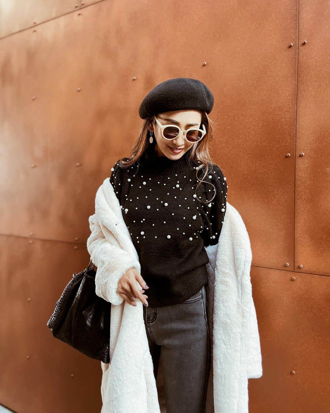 esutoreja_risaribonさんのインスタグラム写真 - (esutoreja_risaribonInstagram)「𝕘𝕠𝕠𝕕 𝕞𝕠𝕣𝕟𝕚𝕟𝕘🐈 ずっと着たかった Pearl knit〜🎁 部分がほんのりバルーンになっていてパールがビッシリで可愛いの！ そしてフワっとした knitで暖かいです‼︎ . outer販売中 ベレー帽:18日販売  knit :18日販売 中ボアデニム:18日販売 #esutoreja  #fashionista #outfit #fashion #code #snap #instafahion #fashiondaily #fashionoftheday #ootd #zara #hm #resort #urban #vintage #losangeles #california  #エストレジャ # knit#black#ベレー帽#コート #Pearl」12月13日 13時02分 - esutoreja_risaribon