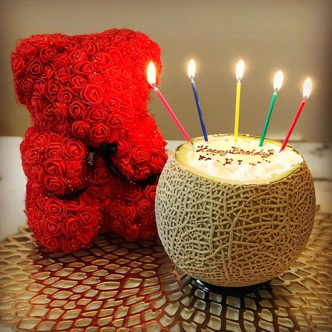 石原夕里朱さんのインスタグラム写真 - (石原夕里朱Instagram)「Thank you♡﻿ ﻿ 可愛すぎるくまさん🧸❤️﻿ ﻿ そして﻿ ﻿ この#丸ごとメロンケーキ🍈﻿ ﻿ 見た目も可愛いけど、﻿ ﻿ 中がすごいんです‼️✨﻿ ﻿ 切ると、中がケーキの層になっていて、﻿ ﻿ びっくり‼️🤭✨﻿ ﻿ #サプライズケーキ でした🎂💕﻿ ﻿ ありがとう🥰❤️﻿ ﻿ #happybirthday #hbd #30th #birthday #suprise #cake #yum #gourmetstagram #photogenic #instagood #hiroosweets #tokyosweets #photooftheday #instadiary #お誕生日 #30歳 #サプライズ #メロンケーキ #インスタ映えケーキ #インスタ映えスイーツ #広尾スイーツ #東京スイーツ #🎂」12月13日 13時06分 - ri_hannari