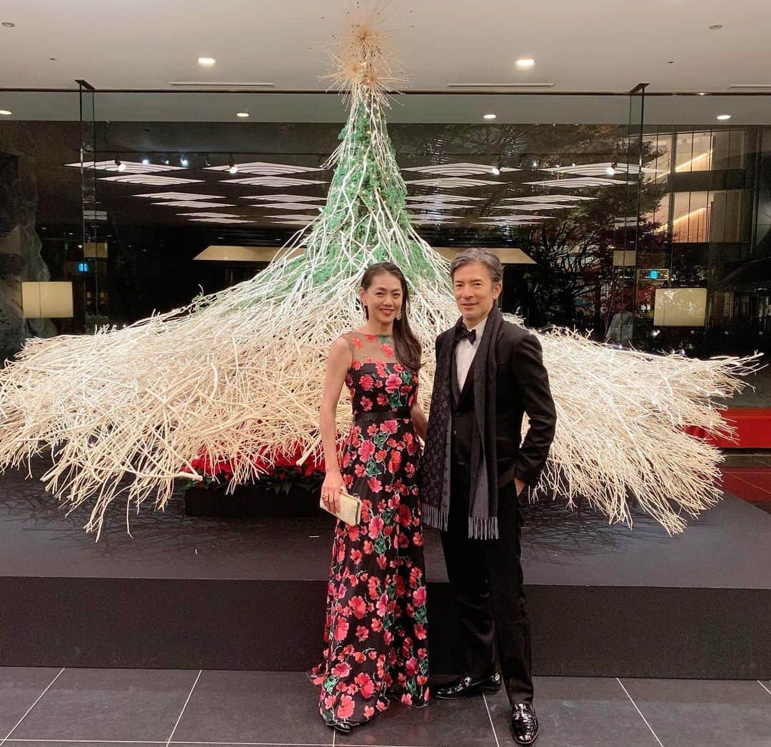 のインスタグラム：「#nordicchristmasgala へ #スゥエーデン#デンマーク#ノルウェー #フィンランド #アイスランド 合同の北欧クリスマスパーティ🎄🎅 北欧を代表する車🚗 #VOLVO  @volvocars  今年はボルボのアンバサダー就任し、先日はボルボワールドチャレンジゴルフ⛳️昨夜はノルディッククリスマスガラパーティへゲストでお招きいただき夫婦で参加してまいりました🎄  写真２枚目 粋なお着物姿の VOLVO JAPANの木村社長を囲んで 同じくボルボアンバサダーを務める アンミカちゃん @ahnmikaofficial と@theodoremillertokyo さんご夫婦と一緒に ❤️ ３枚目 スゥエーデン大使にもお会いできました❣️ 今年は初めて北欧の旅にも行き 北欧にご縁のある年になりました❣️来年もきっともっと🎄深くなって行きそう😊 #love #スカンジナビア  #ノルディック  #dress @tadashishoji_japan 👗🌹 @tadashishoji」