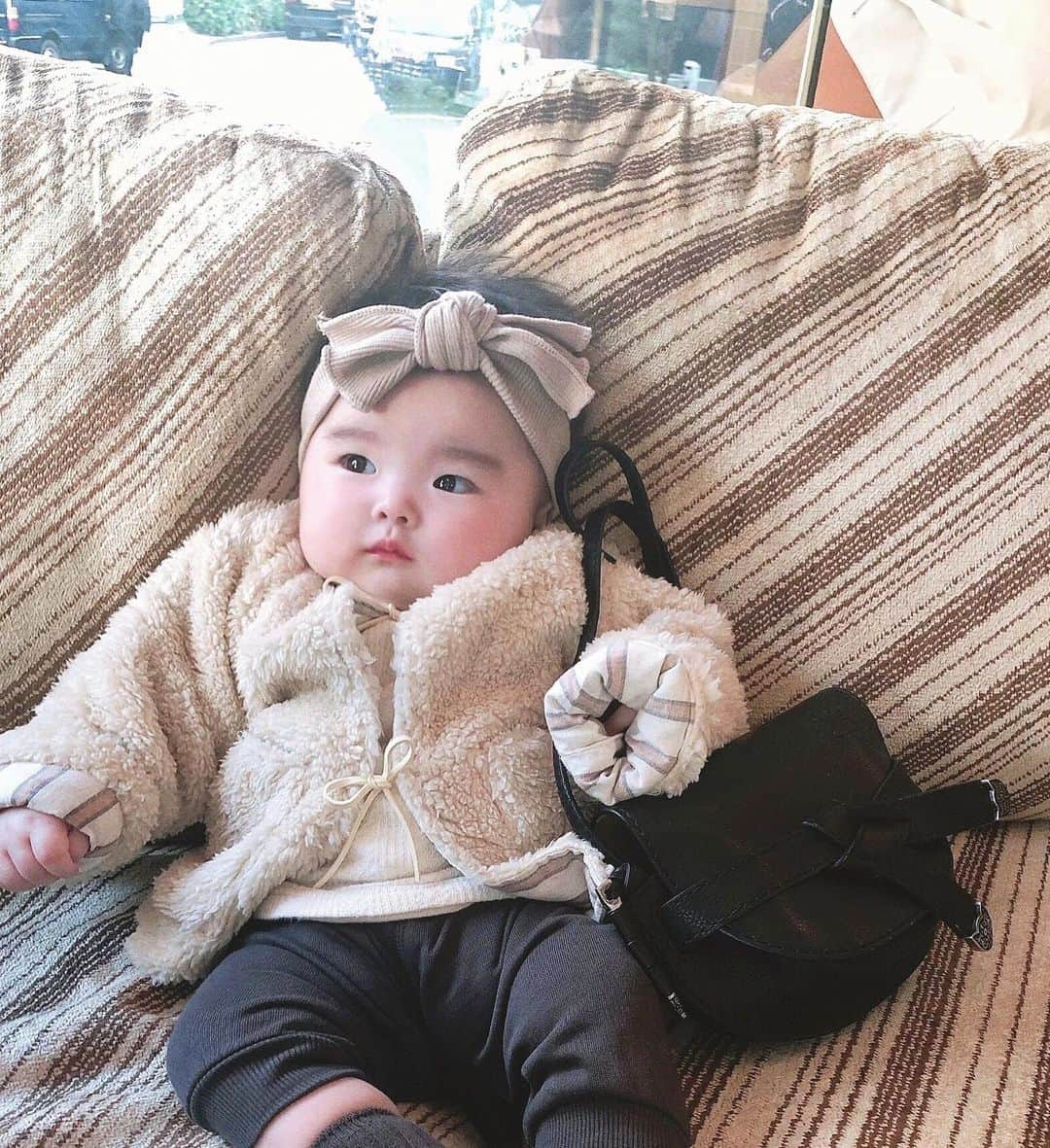 丸林広奈さんのインスタグラム写真 - (丸林広奈Instagram)「ベビコーデ👶♡おめかしday🎀 #outer : #ryleeandcru  #tops : #fith  #pants : #handm  #hairaccessory : #base  #bag : mama’s #loewe  #赤ちゃん #生後3ヶ月 #ベビー服 #ベビーコーデ #赤ちゃん服 #女の子コーデ #女の子ママ　#babygirl #babyfashion #ootd #fashion #outfit」12月13日 13時07分 - hironamarubayashi