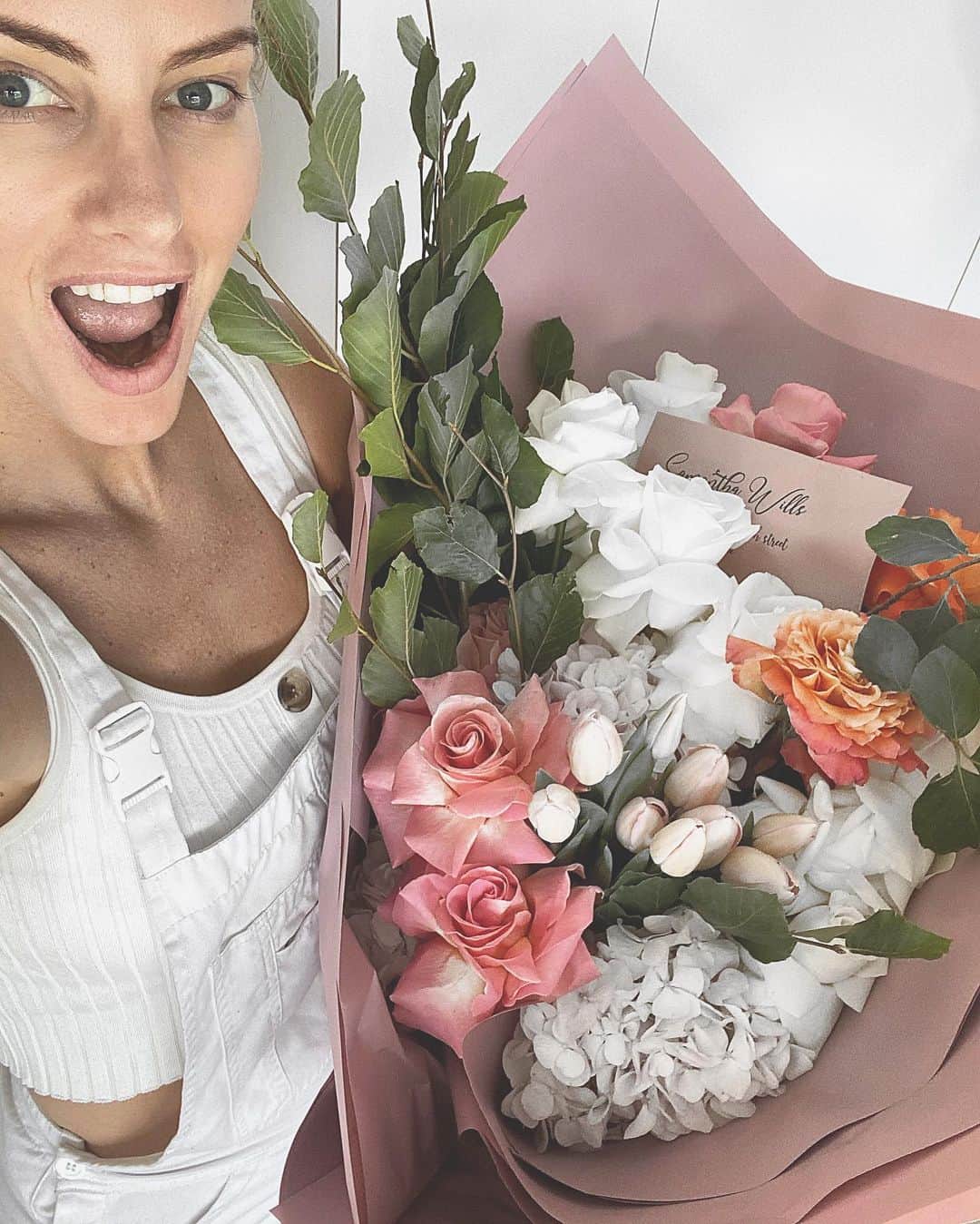 サマンサウィルスのインスタグラム：「This was the face I gave the courier just now when he knocked on my door with these incredible blooms that were naughtily sent by @thesocialsetinc —- last night I was thrilled to be the guest speaker at their first Social Set Inc event, and what an incredible night it was. ⠀ ⠀ Thank you @thesocialsetinc for creating a space based on authenticity, vulnerability and the sharing of stories (and for the beautiful flowers!) 🥰 -SWx」