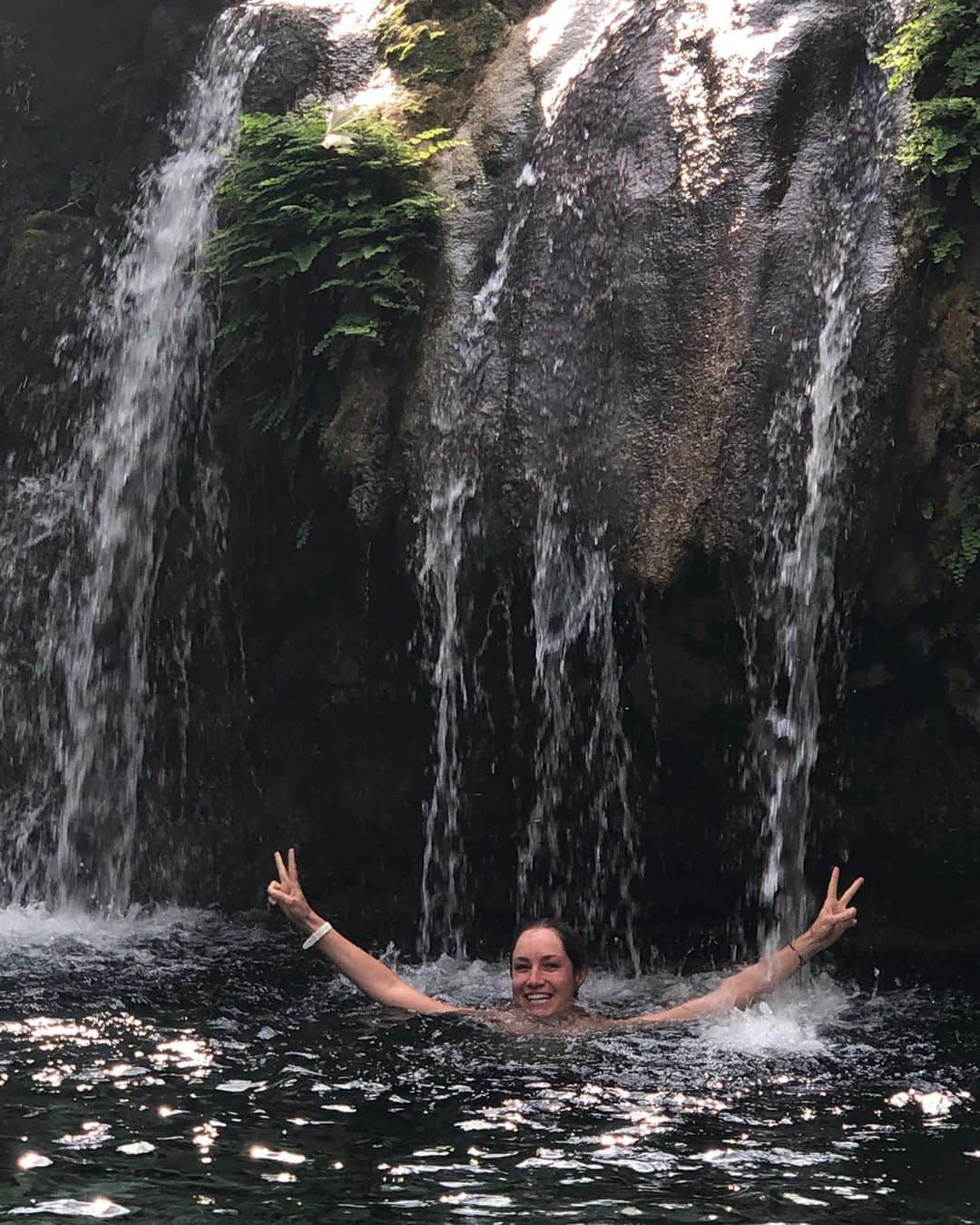 アレハンドラ・ジャネサさんのインスタグラム写真 - (アレハンドラ・ジャネサInstagram)「A little hike for the body, mind, spirit, soul, and everything in between 💚 and this time a waterfall chased me and made me jump in 😆. So thankful for friends who share my craziness and make this such a fun ride ❤️ ••• Caminata para el cuerpo, mente, alma y todo lo demás. Muy agradecida con la vida por poner en mi camino amigos que compartan mi locura y que me enseñan cosas nuevas cada día ❤️🙌🙏 #grateful yes... #blessed #mountain #protection #alive #grounding #coldwater #soworthit #heartexplosion #🌟 aaaand #fullmoon #serendipity #expansion」12月13日 13時09分 - alellaneza