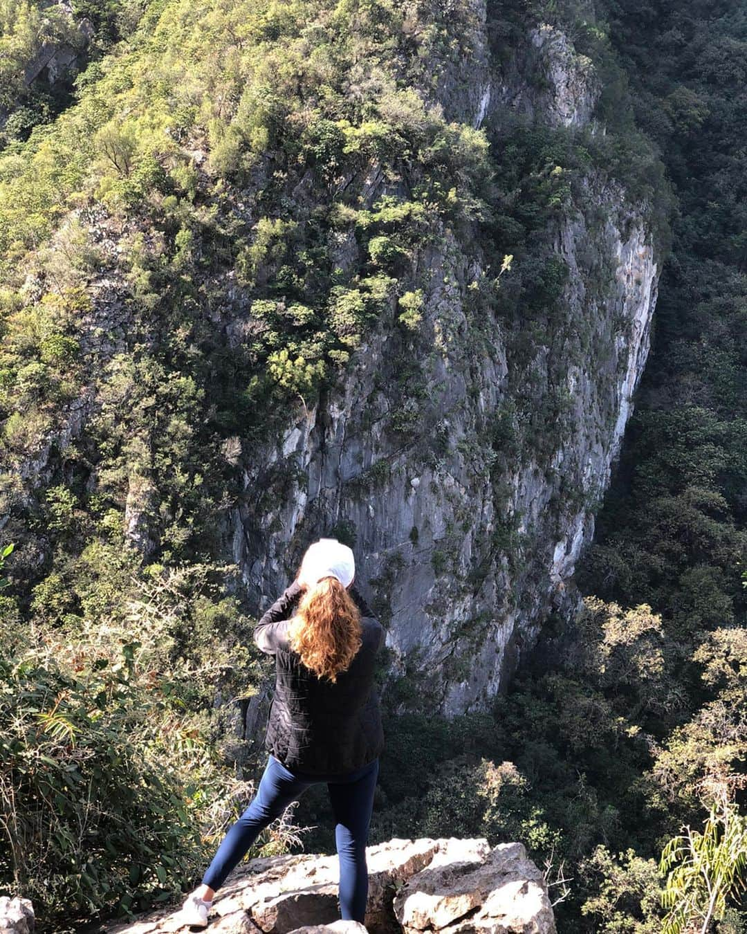 アレハンドラ・ジャネサさんのインスタグラム写真 - (アレハンドラ・ジャネサInstagram)「A little hike for the body, mind, spirit, soul, and everything in between 💚 and this time a waterfall chased me and made me jump in 😆. So thankful for friends who share my craziness and make this such a fun ride ❤️ ••• Caminata para el cuerpo, mente, alma y todo lo demás. Muy agradecida con la vida por poner en mi camino amigos que compartan mi locura y que me enseñan cosas nuevas cada día ❤️🙌🙏 #grateful yes... #blessed #mountain #protection #alive #grounding #coldwater #soworthit #heartexplosion #🌟 aaaand #fullmoon #serendipity #expansion」12月13日 13時09分 - alellaneza