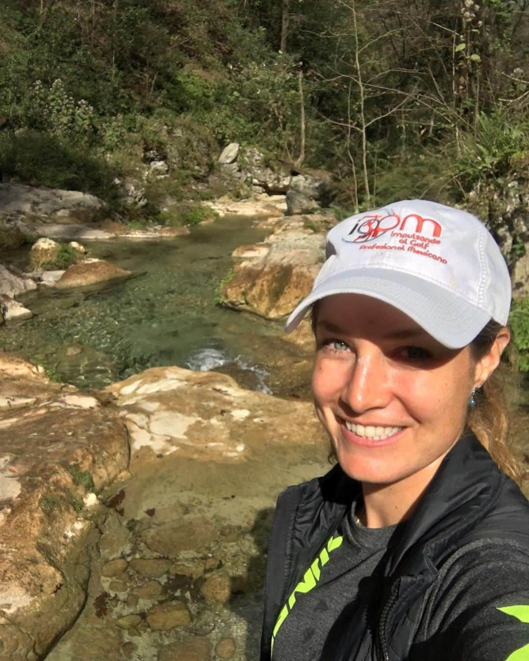 アレハンドラ・ジャネサのインスタグラム：「A little hike for the body, mind, spirit, soul, and everything in between 💚 and this time a waterfall chased me and made me jump in 😆. So thankful for friends who share my craziness and make this such a fun ride ❤️ ••• Caminata para el cuerpo, mente, alma y todo lo demás. Muy agradecida con la vida por poner en mi camino amigos que compartan mi locura y que me enseñan cosas nuevas cada día ❤️🙌🙏 #grateful yes... #blessed #mountain #protection #alive #grounding #coldwater #soworthit #heartexplosion #🌟 aaaand #fullmoon #serendipity #expansion」