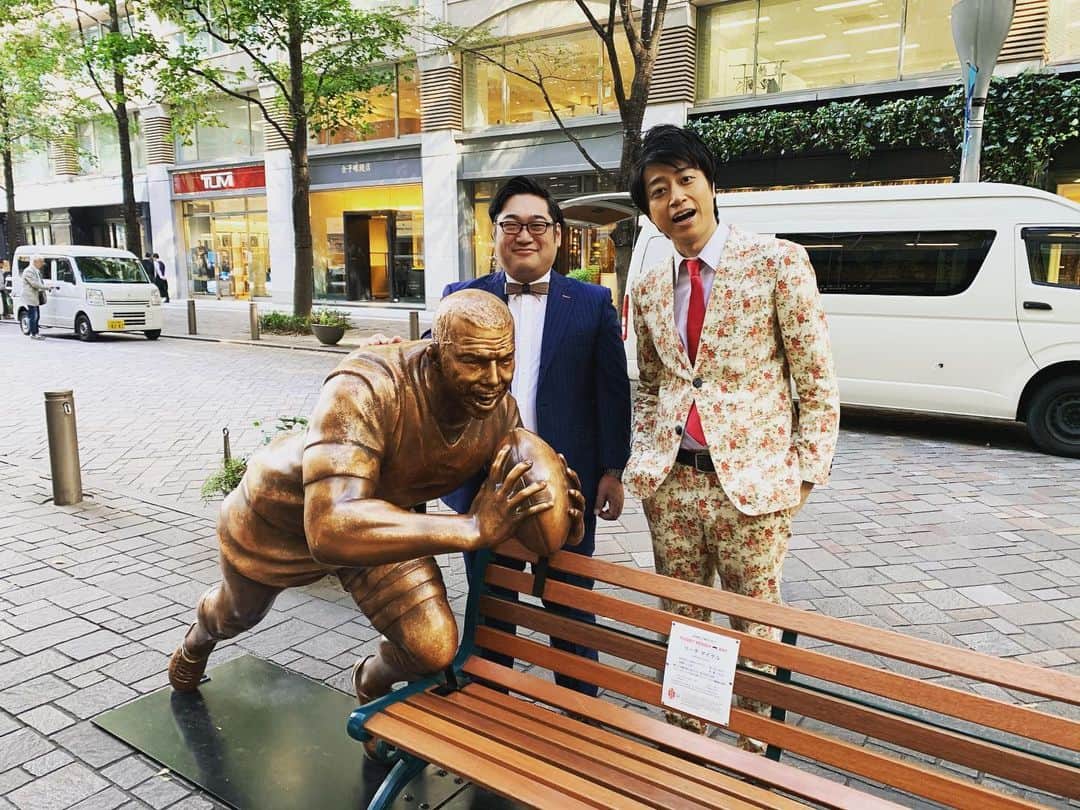 高倉陵さんのインスタグラム写真 - (高倉陵Instagram)「丸の内。 この銅像設置は27日までだって。  その後は札幌の学校に寄贈されるみたい。  #三拍子 #三拍子高倉 #高倉陵 #comedian #comedy #japanese #Japan #funny #instalike #お笑い #お笑い芸人 #芸人 #漫才師 #manzai #お笑いライブ #instafanny #intersting #standupcomedy #standupcomedyshow #リーチマイケル #ラグビー日本代表 #丸の内 #リーチマイケル銅像」12月13日 13時18分 - takakulife