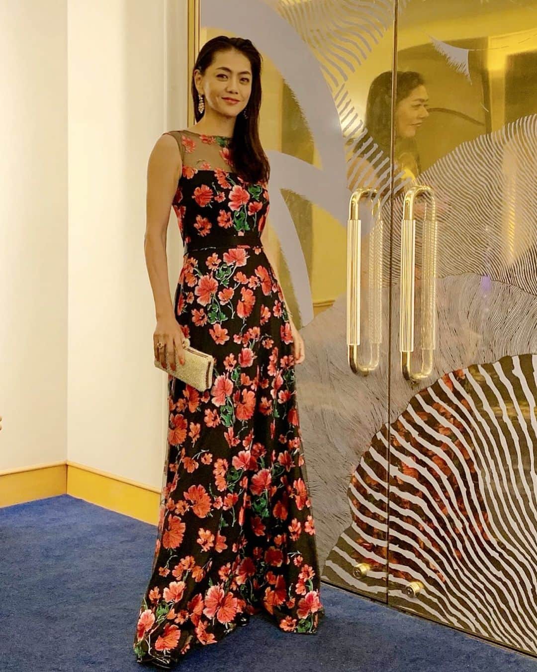 のインスタグラム：「#花柄刺繍のドレスは 🌺 @tadashishoji_japan  #tadashishoji  @tadashishoji  #nordicchristmasgalaparty 🎄 会場の目黒雅叙園に合わせて ちょっと和にも合いそうな花柄刺繍💐 欧米外国人の方が多いパーティではJAPANぽさも意識して👗 #ドレス #ファッション #ガラパーティ  #マエノリ #前田典子 #モデル #model #ファッション」