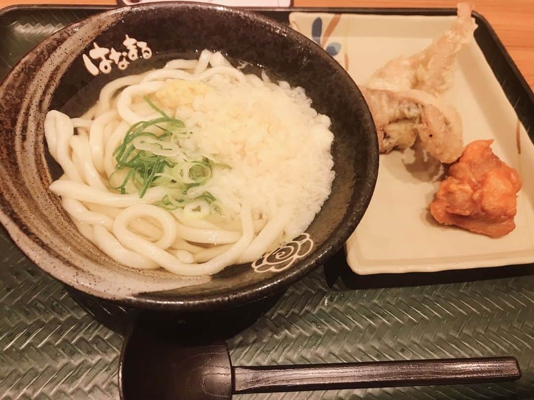 はなまるうどんのインスタグラム：「今日は #かけうどん に、天かすと生姜をトッピングして😍  天ぷらは、 #げそ天と #鶏の唐揚げ  を選択😀♪ 美味しくいただきました😤🙏🏻 #はなまるうどん #hanamaruudon」
