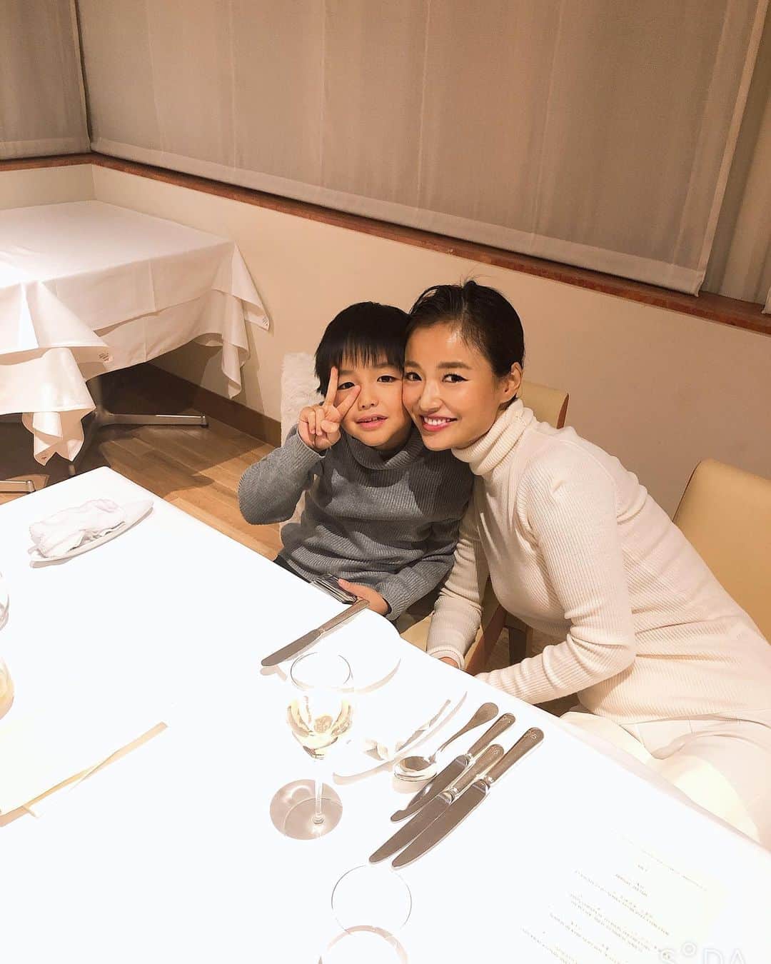 紺谷みえこのインスタグラム：「いつまで撮ってくれるかわからない ほっぺくっつき写真♡ ゆっくり大きくなってね。 ・ いつもありがとう。 ・ #birthday #thankyou #myson #love #family #instagood #instalike #happy #photo #model」