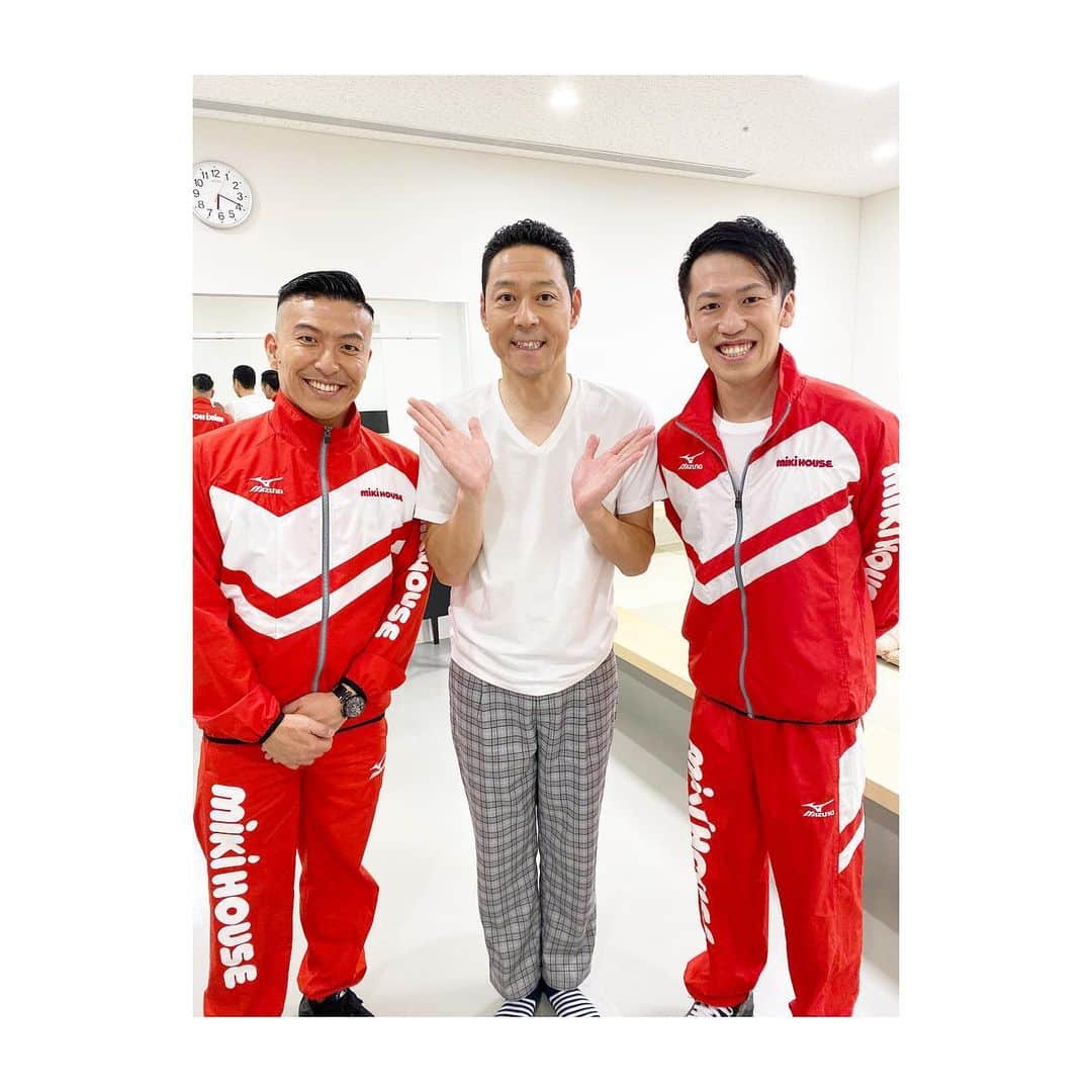 寺内健のインスタグラム：「明後日12月15日（日）の「行列のできる法律相談所」に出演させて頂いていますので、ご都合宜しければ是非見て頂ければと思います。 同じ宝塚ご出身の東野さんと。ずっと「ごっつええ感じ」を見ていたので共演でき嬉しくて撮って頂きました。  12月15日（日） 日本テレビ系列　21:00〜21:54 「行列のできる法律相談所」  #日本テレビ #行列のできる法律相談所 #東野幸治 さん #mikihouse」