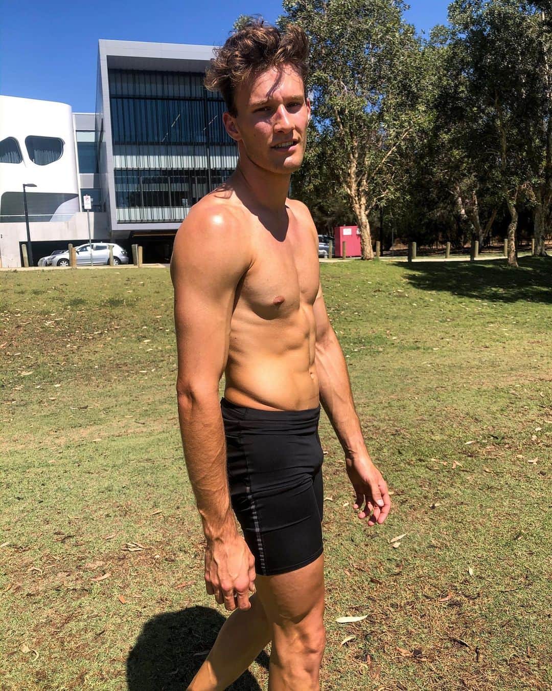 カーティス・マーシャルのインスタグラム：「This is my 40 degree face 🌞」