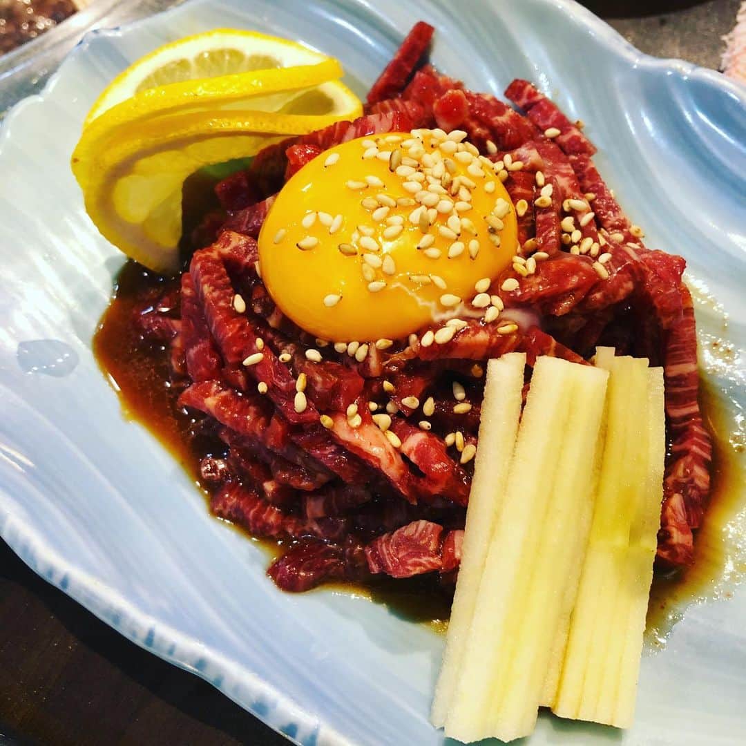 小野崎玲皇のインスタグラム：「馬肉ユッケ美味しかった🦁 ちなみに2皿平らげました🦁🍖」