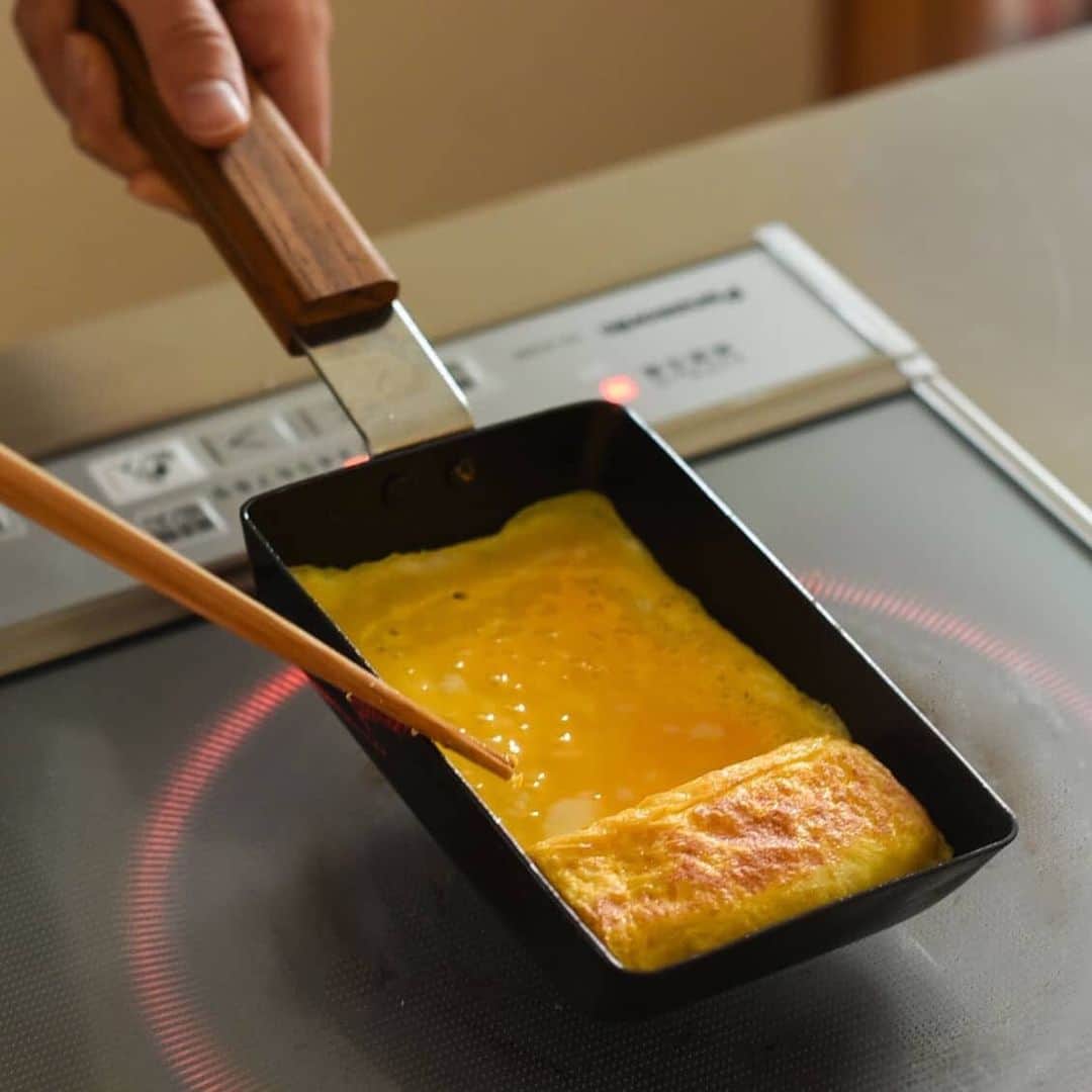 北欧、暮らしの道具店さんのインスタグラム写真 - (北欧、暮らしの道具店Instagram)「朝ごはんからお弁当までこれひとつ！お料理上手になれる「玉子焼フライパン」 . - - - - - - - - - - - - 卵1個でこんなにふっくら！ ambaiのフライパンなら、 コツいらずで綺麗でおいしい玉子焼ができるんです◎  忙しい朝はこれひとつで、玉子焼はもちろん、 ソーセージや野菜を炒めなど、 いろんな調理に役立ちます。  洗い物の手間が減るので、 朝食やお弁当作りもぐんと楽になりますよ。  焦げやこびりつきを防ぐ加工が 施されているから、 鉄なのにくっつかないのが嬉しいポイント。 . 持ち手はチーク材でできているので、 熱くなりすぎず、安心して使えますよ。  大きいサイズは、食パンもぴったり。 耳も焦げることなく、程よく焼き上がります。 . 直火もIHもOKです♪ ぜひお試しくださいね。 . - - - - - - - - - - - - ambai/玉子焼・卵焼きフライパン（角・小） . ▶︎お買いものは写真内のタグをタップ！　またはプロフィールのリンクからどうぞ→@hokuoh_kurashi . #kitchen#kitchendesign#kitchenware#food#foodstagram#ambai#フライパン#玉子焼#卵焼き#卵サンド#キッチン#キッチン雑貨#食器#台所#ごはん#朝ごはん#ランチ#お弁当#料理#シンプル#シンプルライフ#シンプルデザイン#暮らしを楽しむ#日々の暮らし#北欧#暮らし#北欧暮らしの道具店」12月13日 13時33分 - hokuoh_kurashi