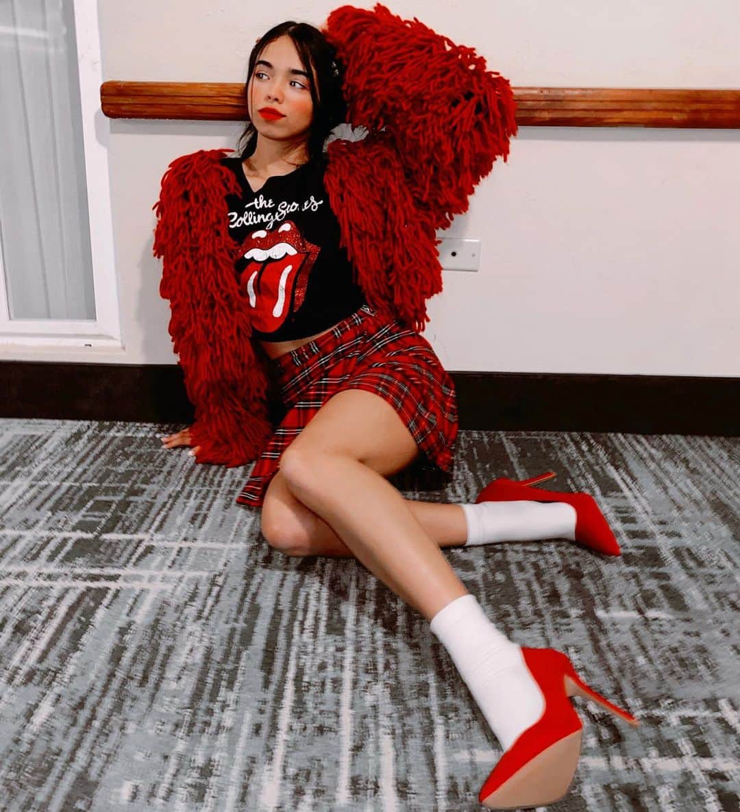 DIAZ Melanieさんのインスタグラム写真 - (DIAZ MelanieInstagram)「i’m sick of sitting ‘round here trying to write this book. i need a love reaction. 🍒  heels: @bks.shoes」12月13日 4時40分 - mely_diaaz