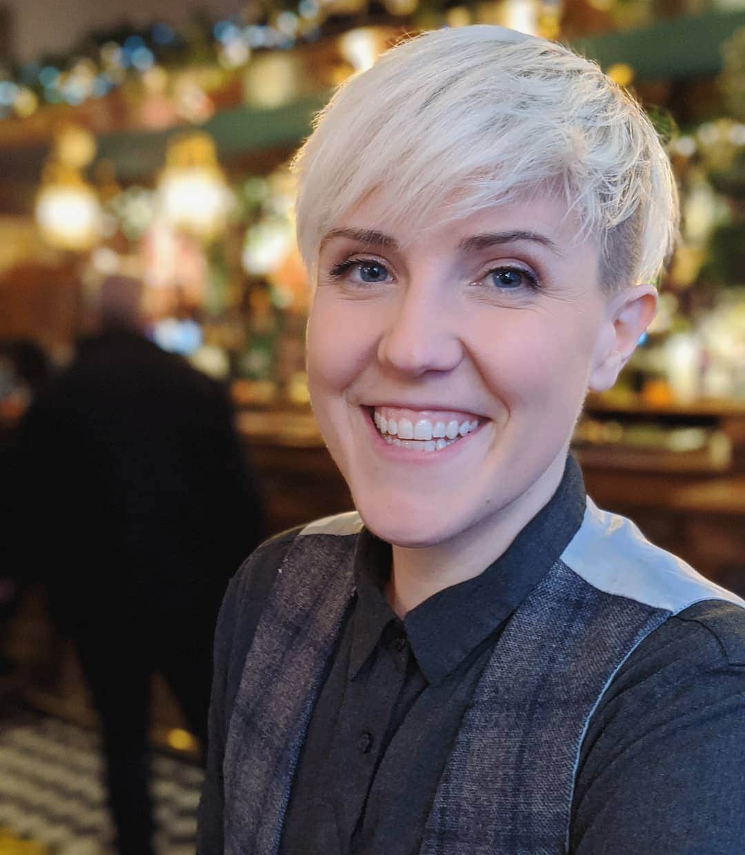 ハナー・ハートのインスタグラム：「Hi! My name is Hannah Hart and I am hoping you have a great day.」