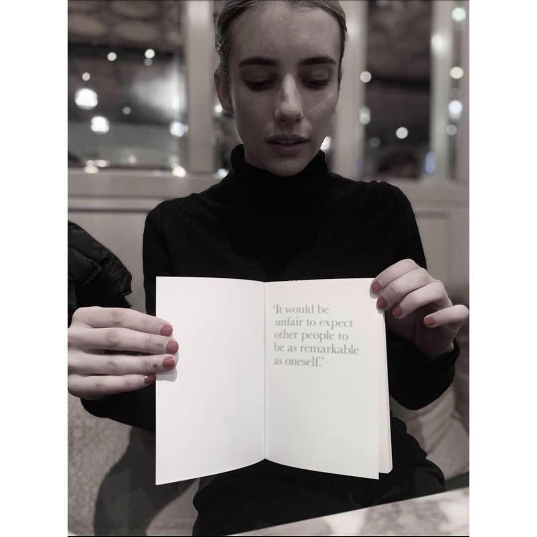 エマ・ロバーツさんのインスタグラム写真 - (エマ・ロバーツInstagram)「London lunch reading #oscarwilde 📖🎄❤️ 📸@kpreiss」12月13日 5時00分 - emmaroberts